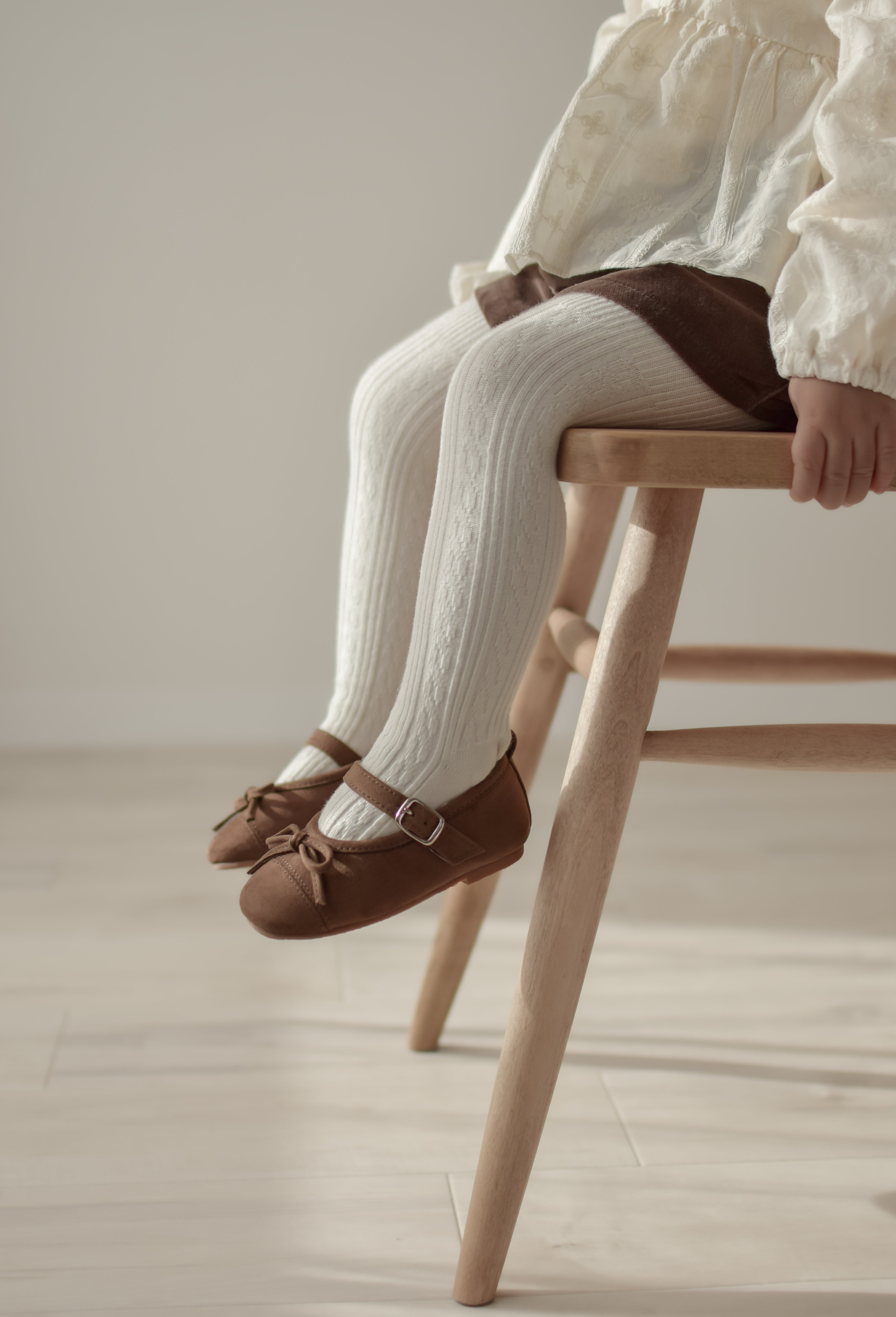 Suede ribbon strap shoes