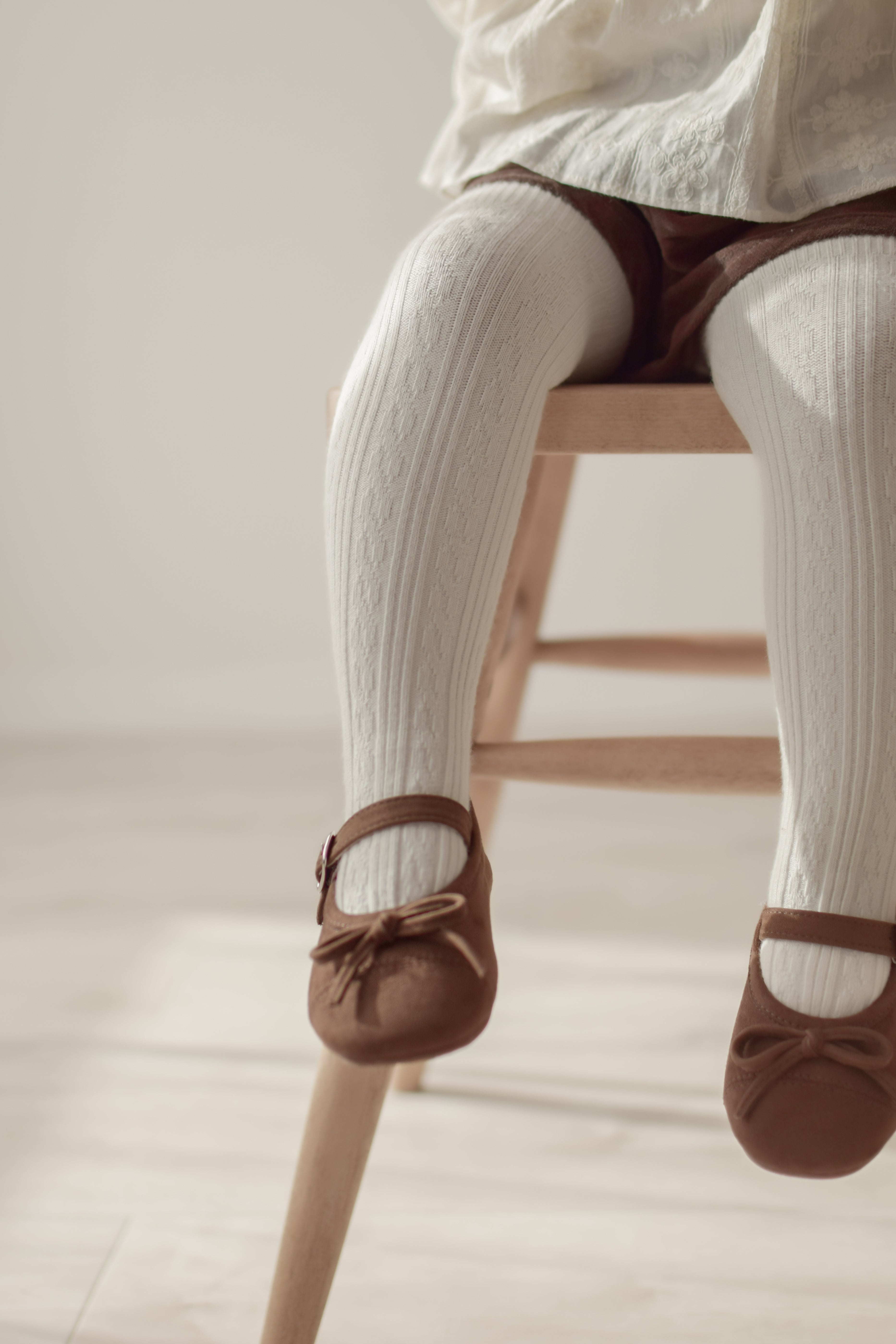 Suede ribbon strap shoes