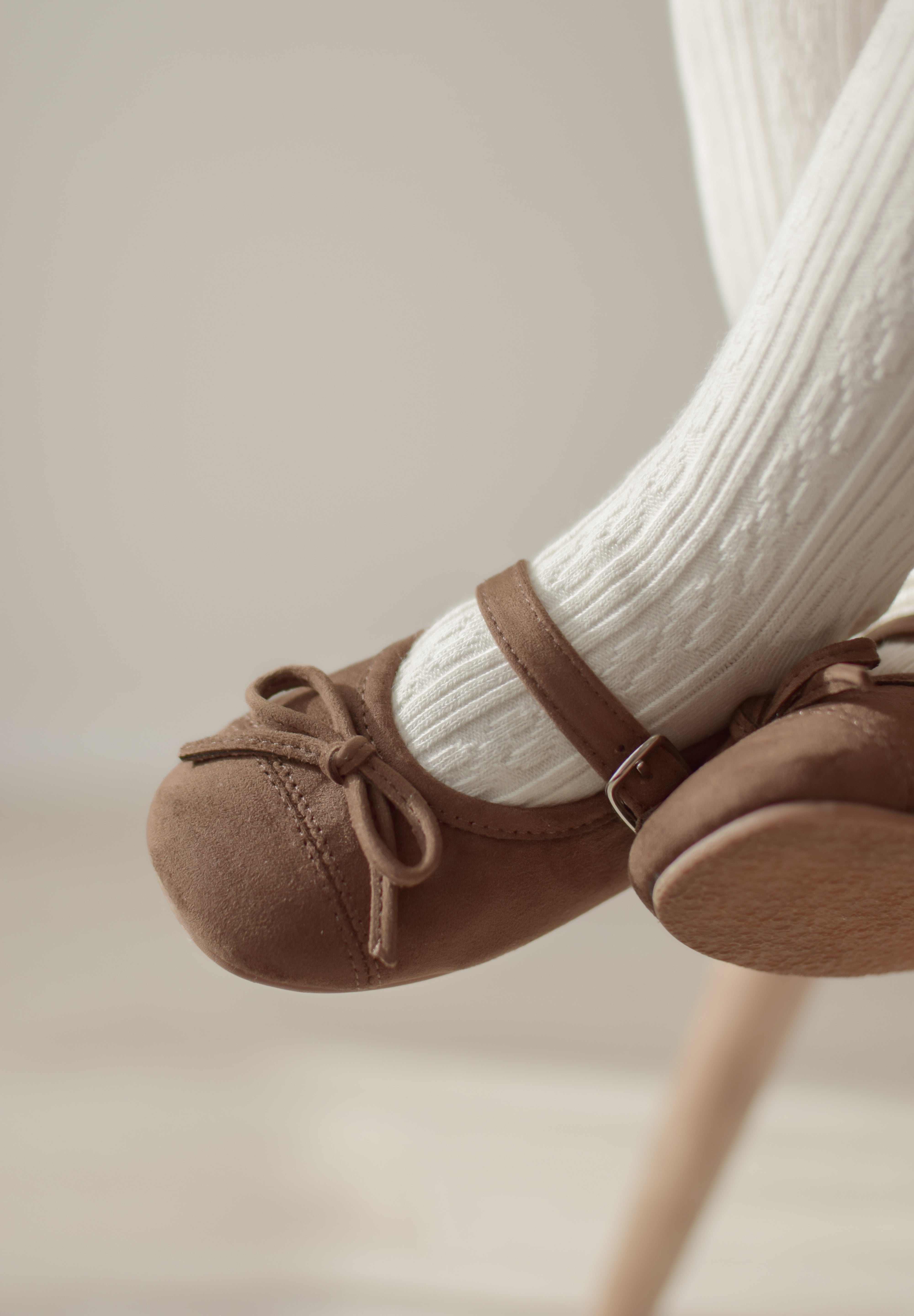 Suede ribbon strap shoes