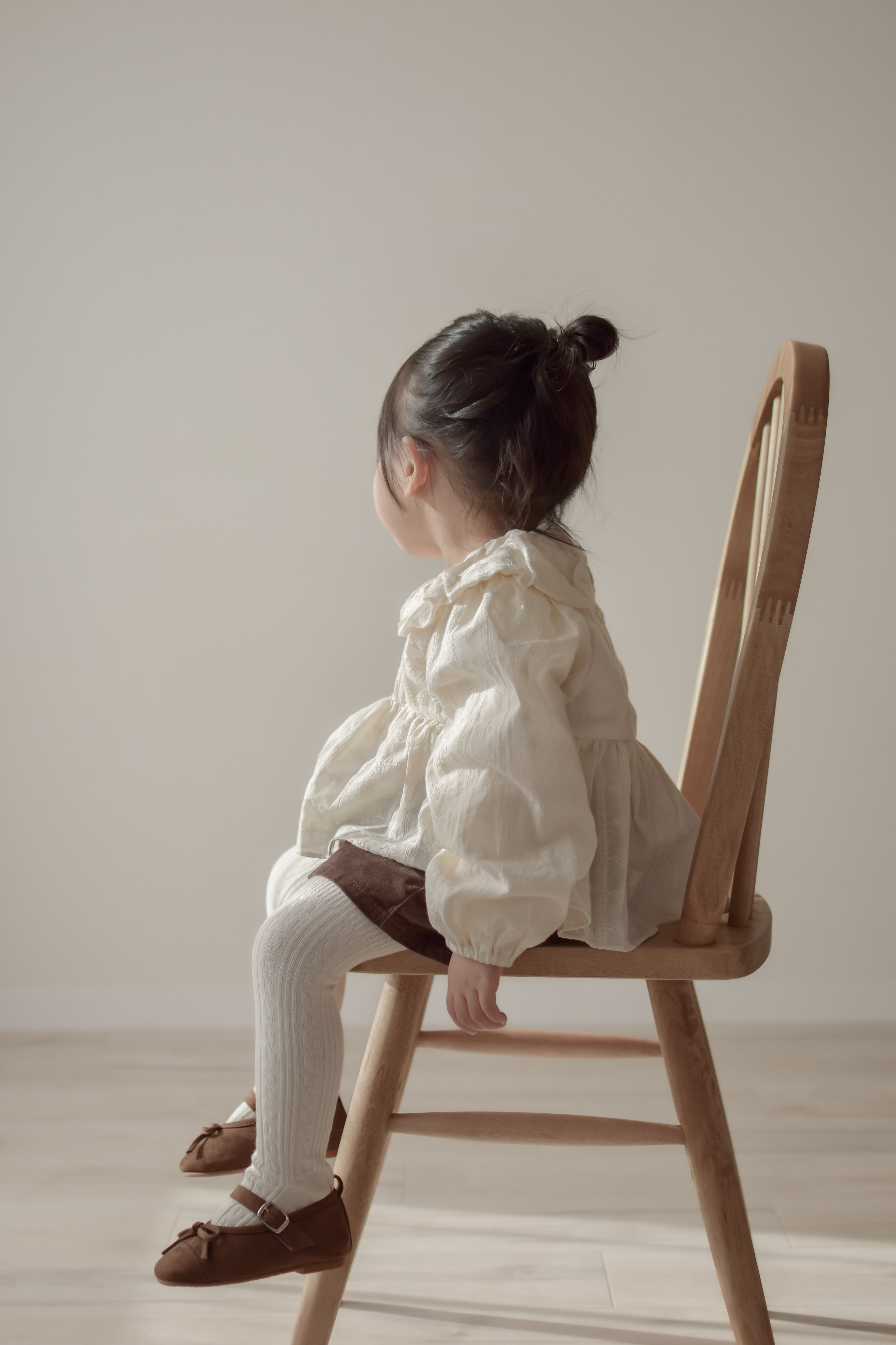 Suede ribbon strap shoes