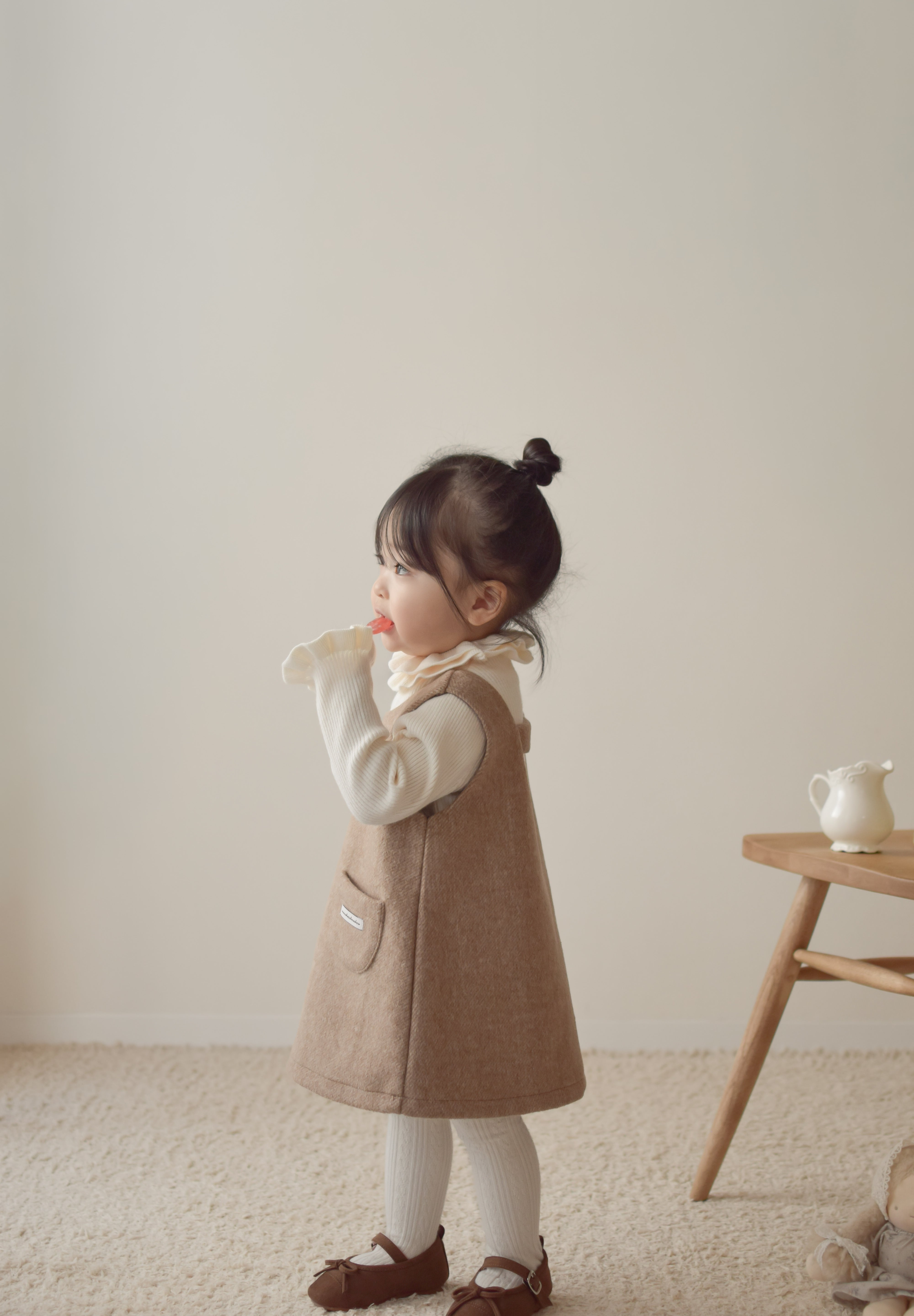 Suede ribbon strap shoes