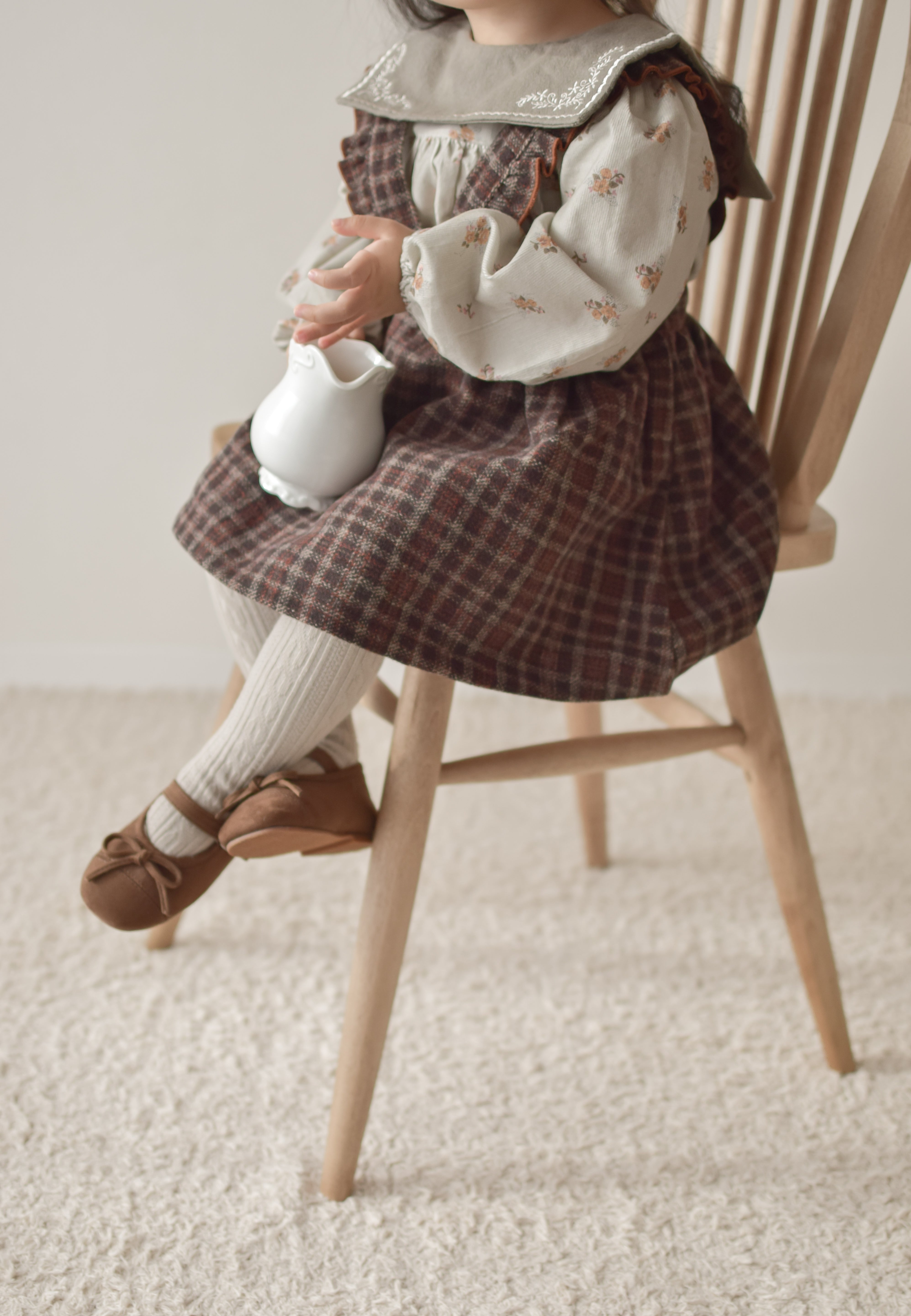 Suede ribbon strap shoes