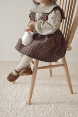 Suede ribbon strap shoes