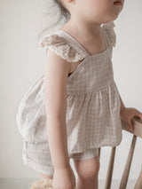 Seashell frill blouse