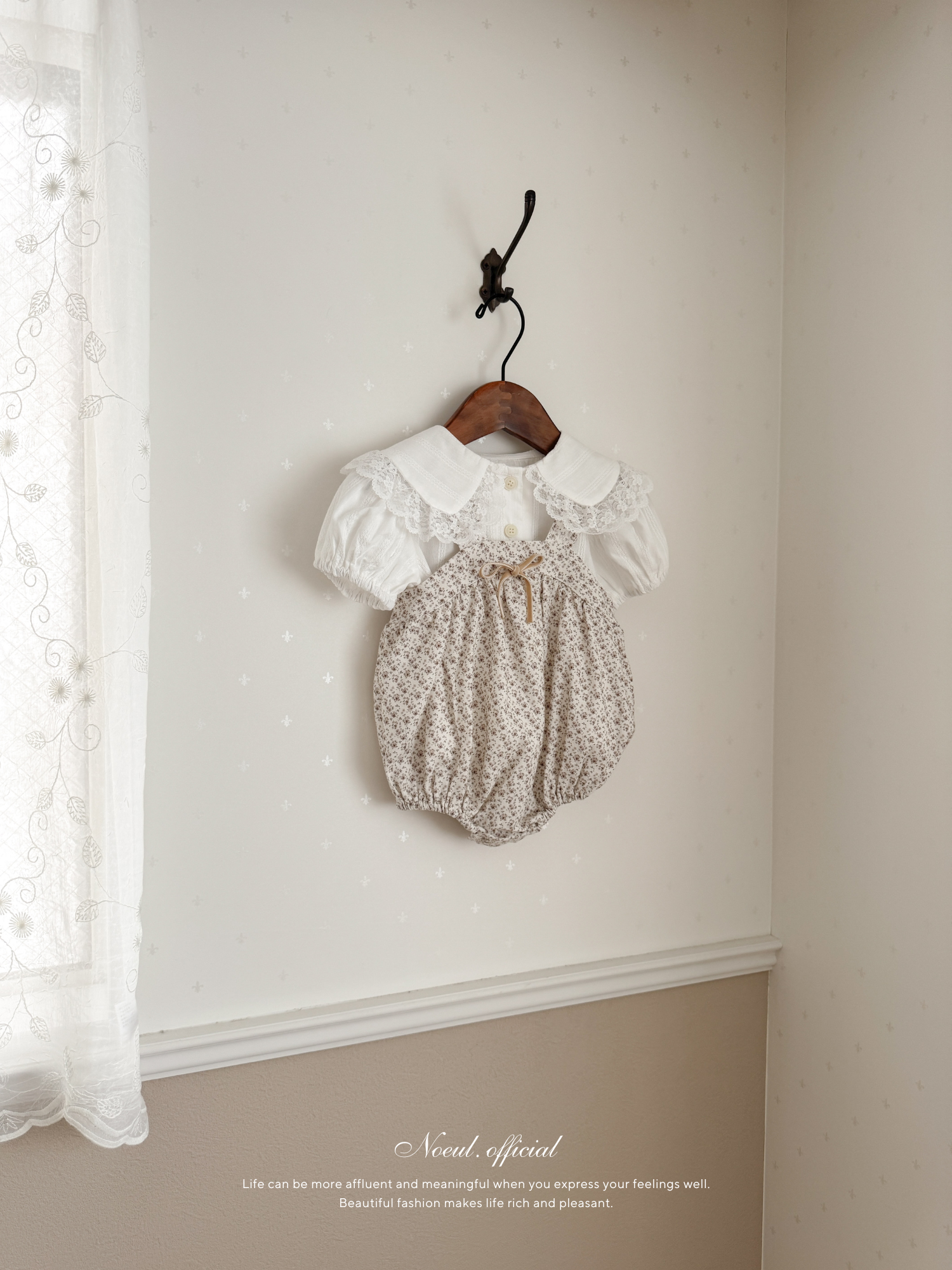 Roan lace collar blouse