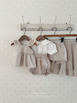 Seashell frill blouse