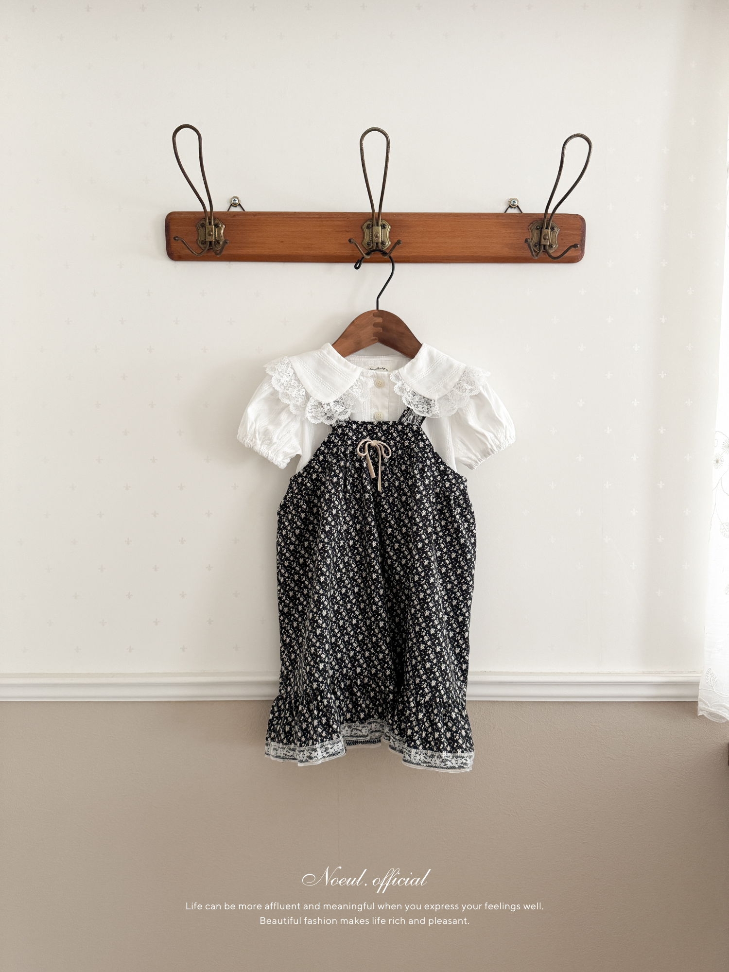 Roan lace collar blouse