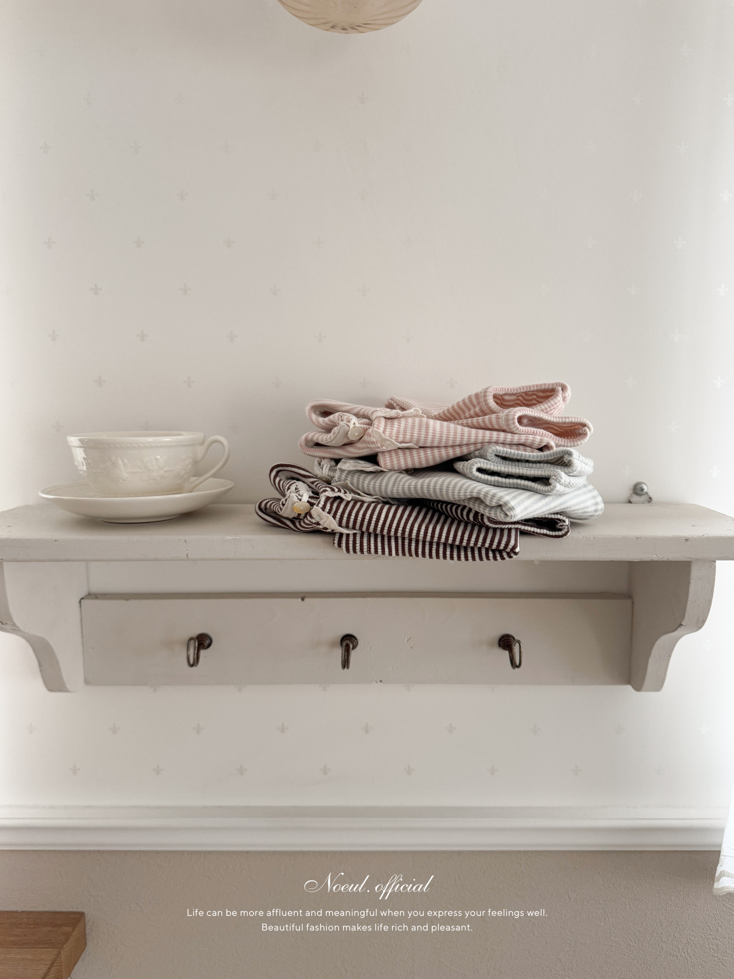 Stripe lace collar tops