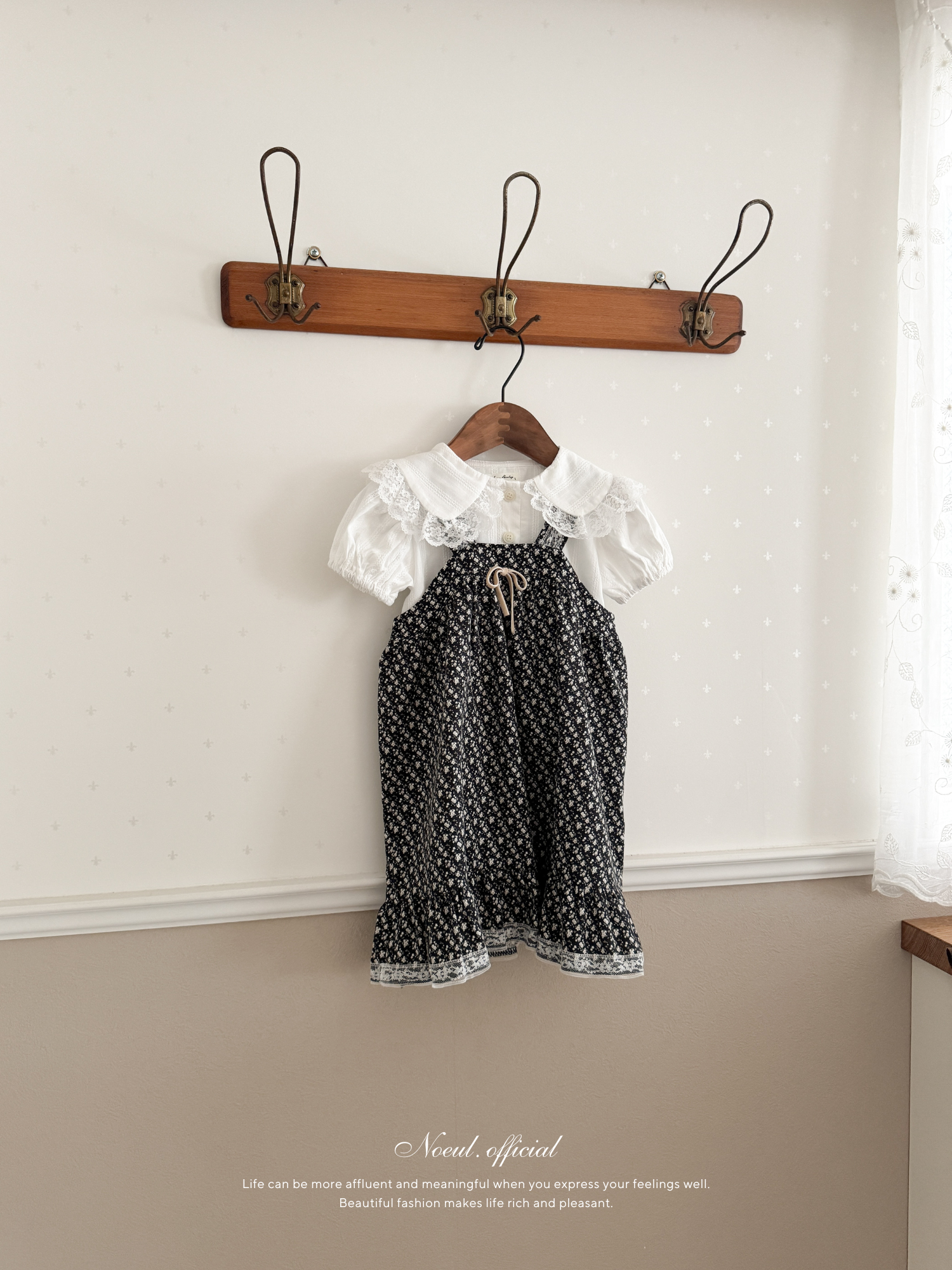 Roan lace collar blouse