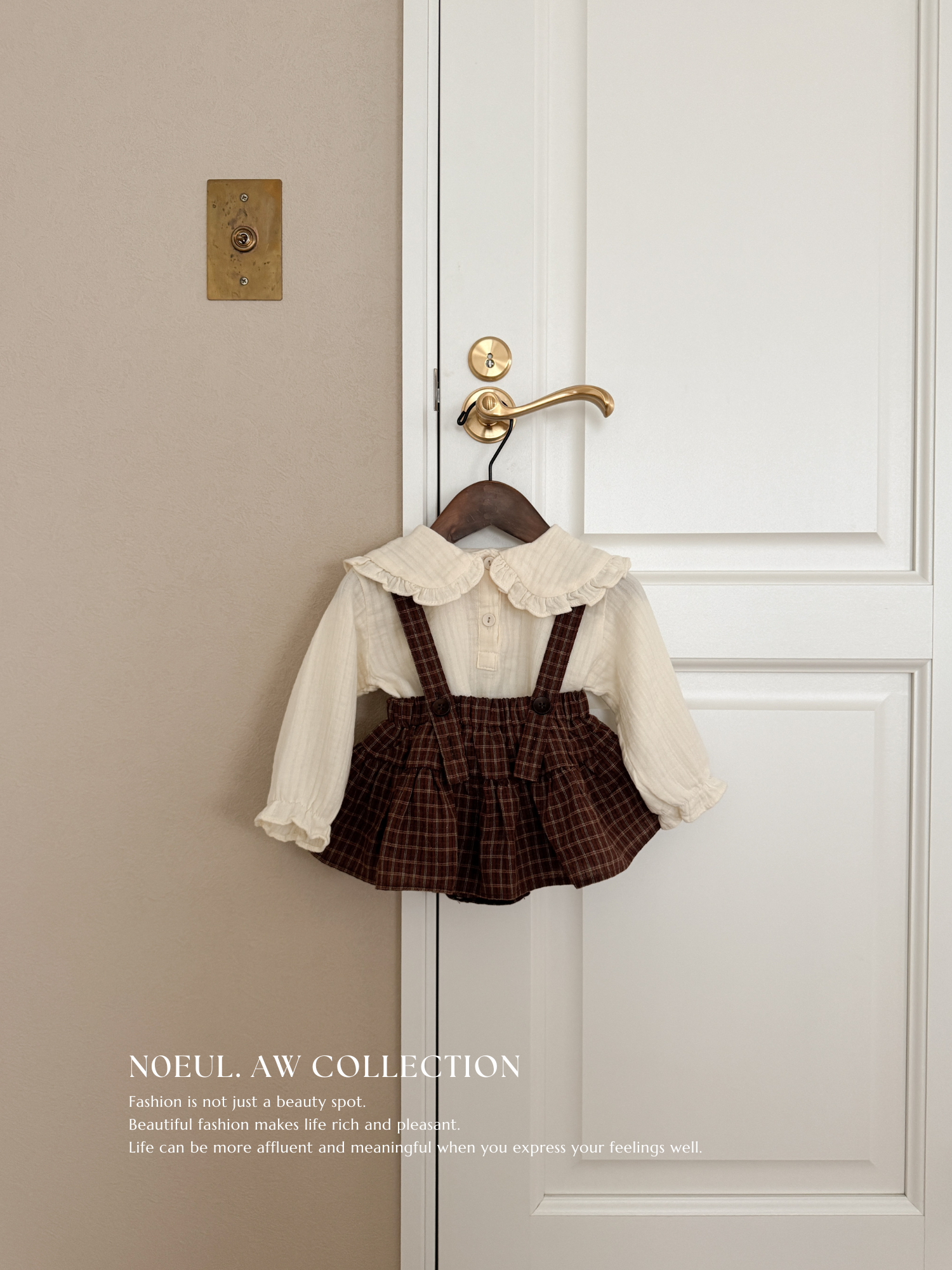 Sara collar blouse