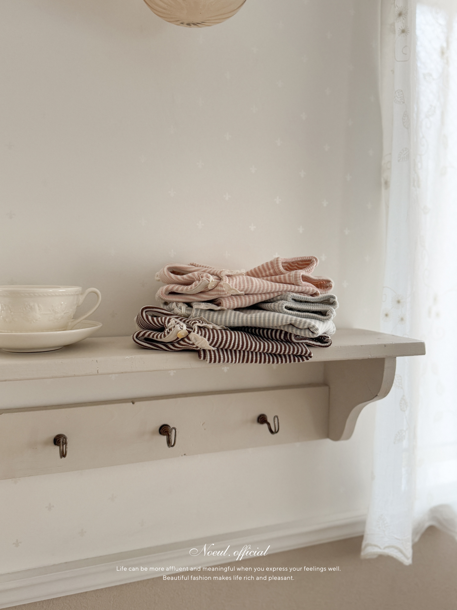 Stripe lace collar tops