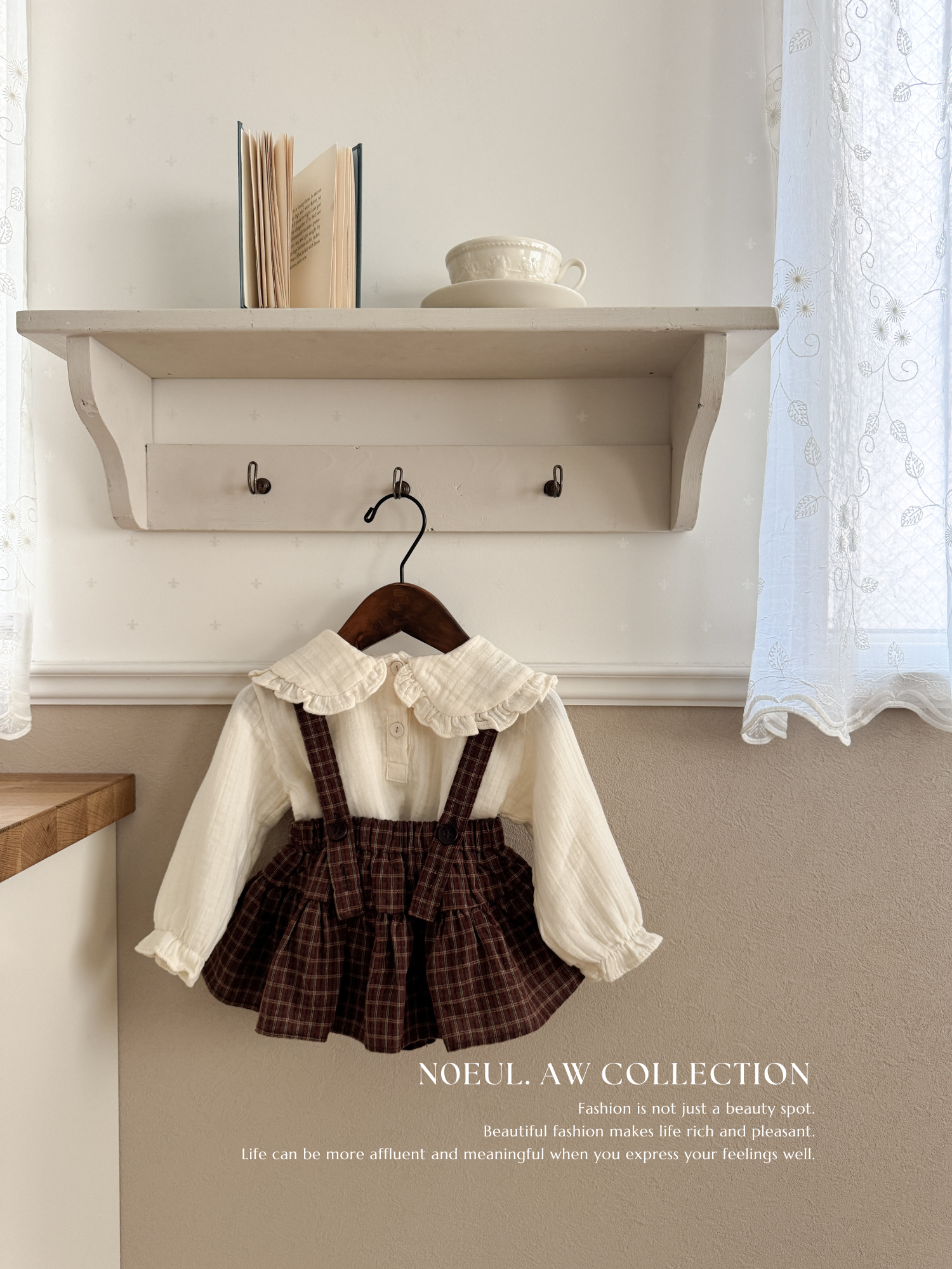 Sara collar blouse