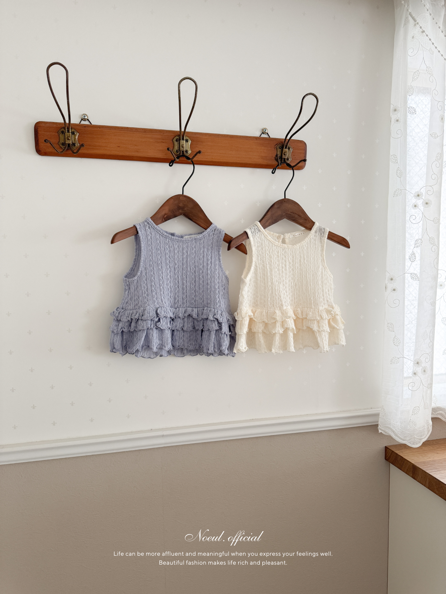 April frill blouse