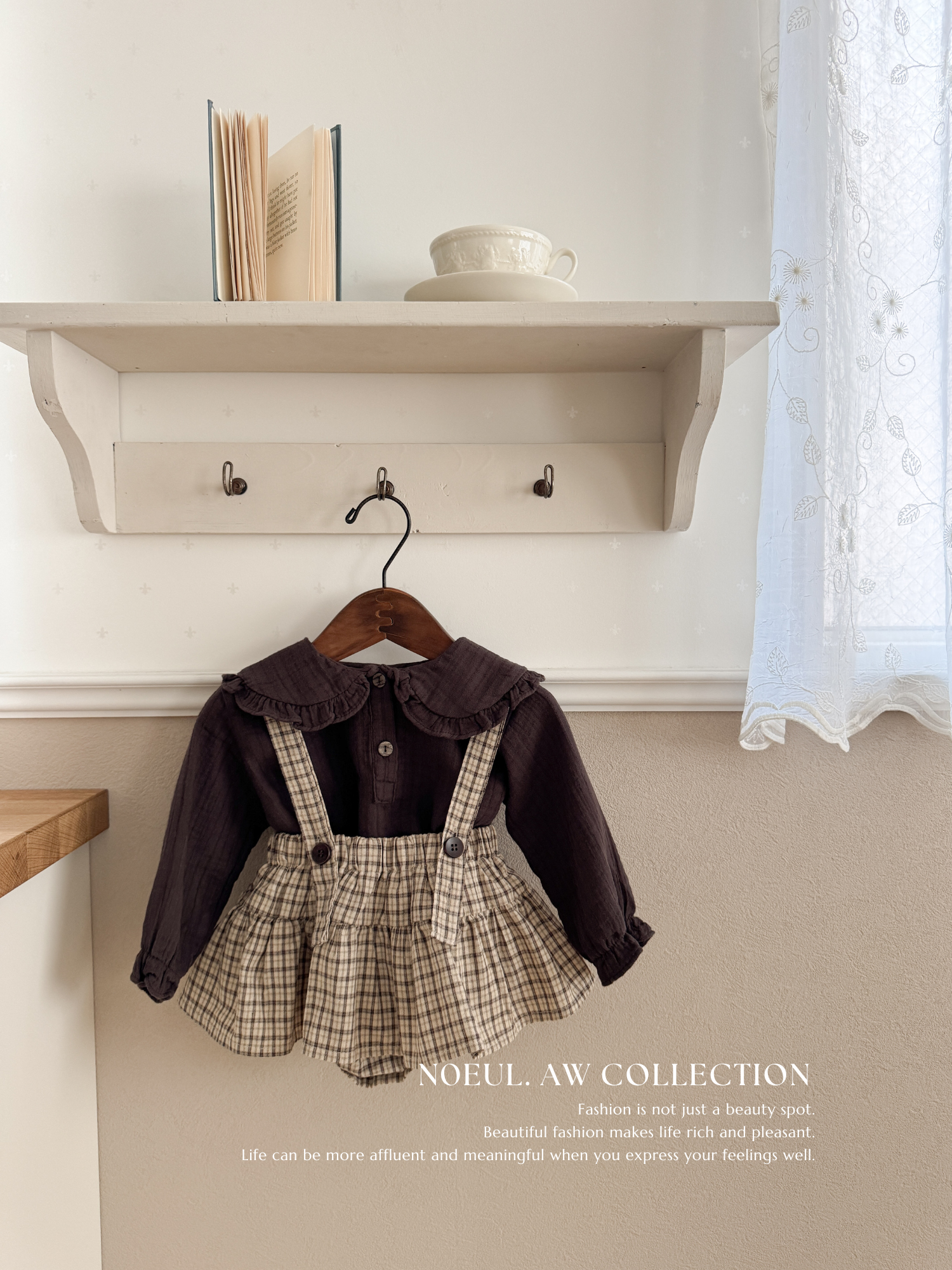 Sara collar blouse