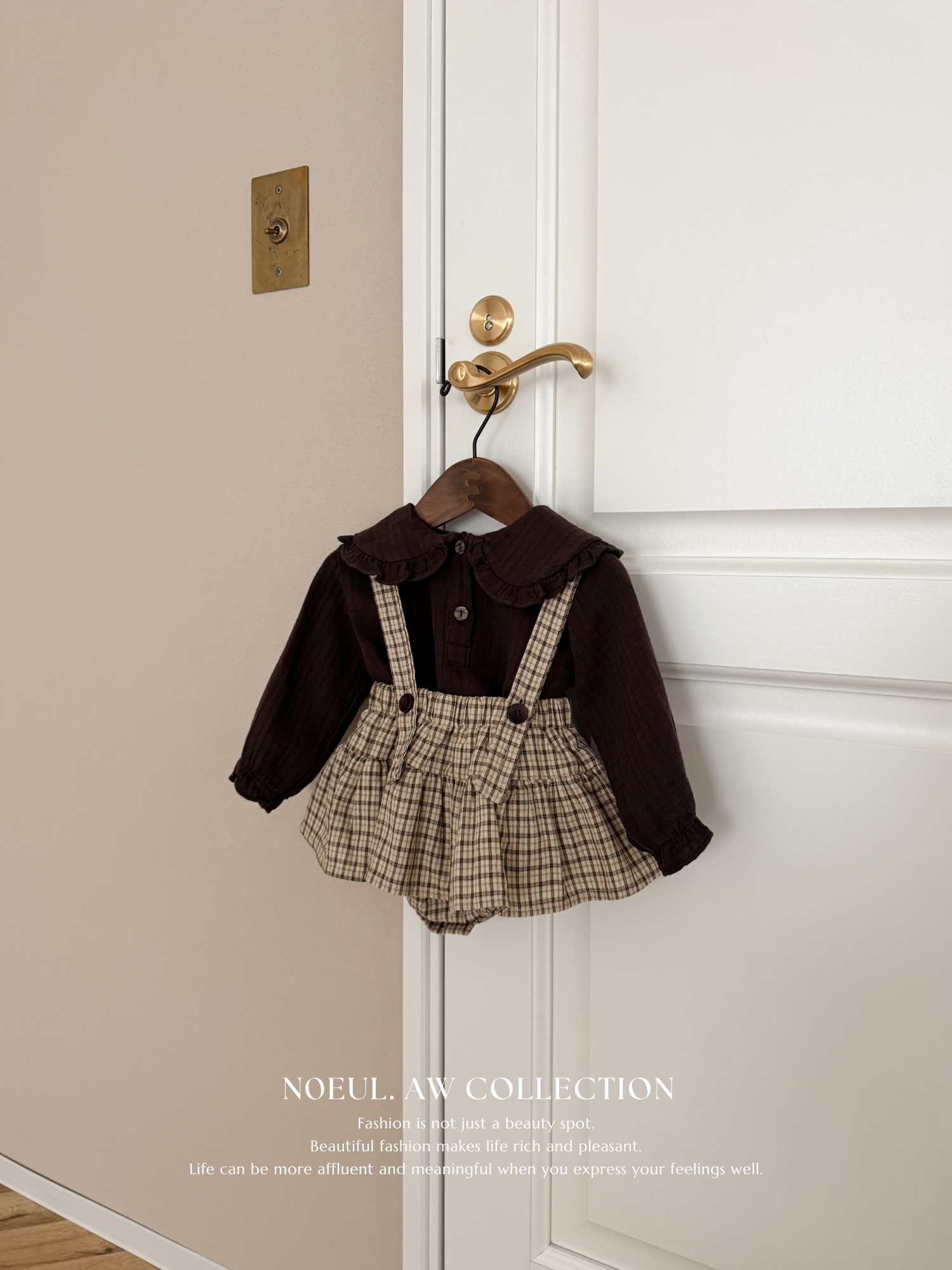 Sara collar blouse