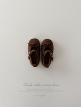 Suede ribbon strap shoes