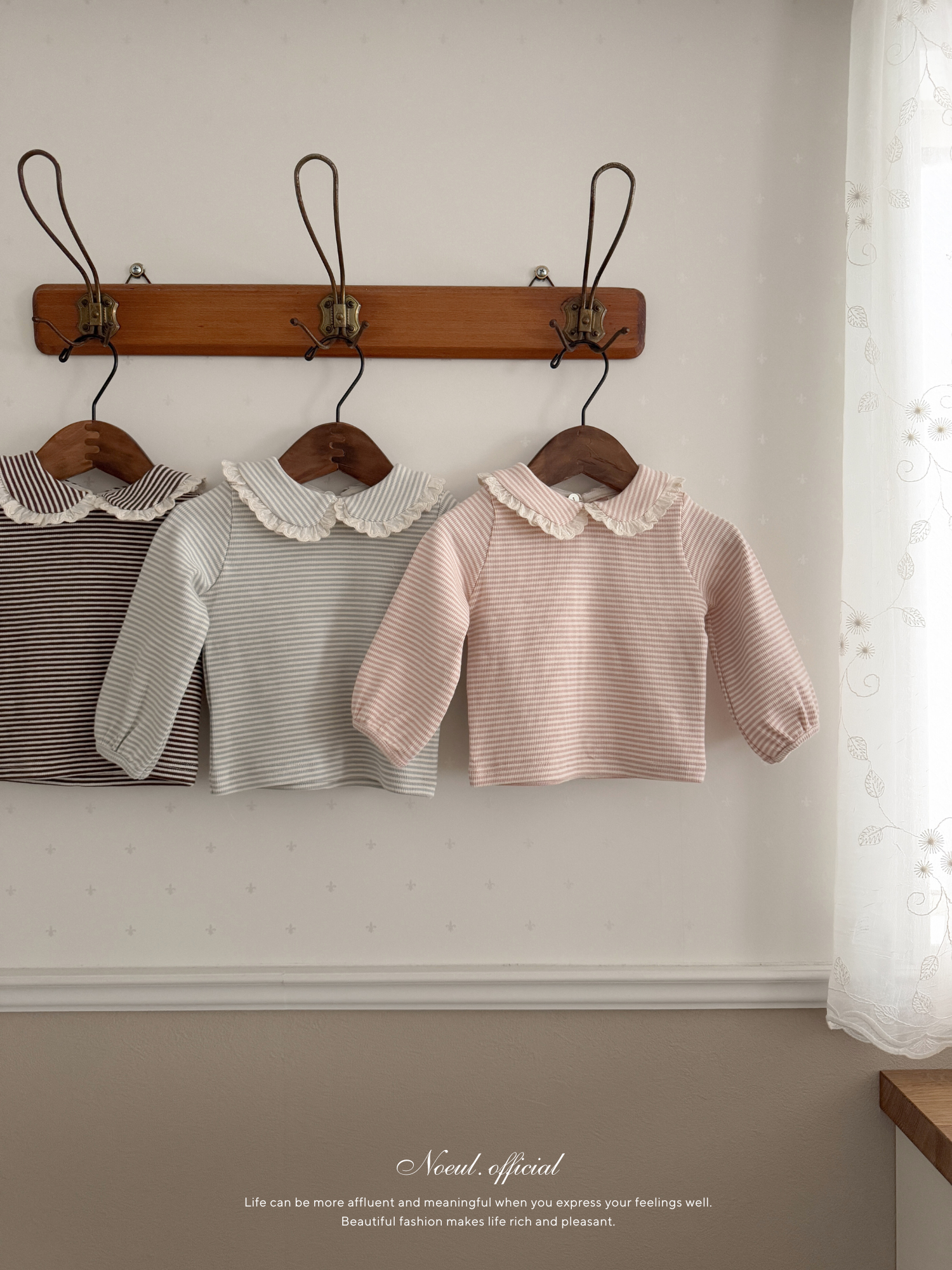 Stripe lace collar tops