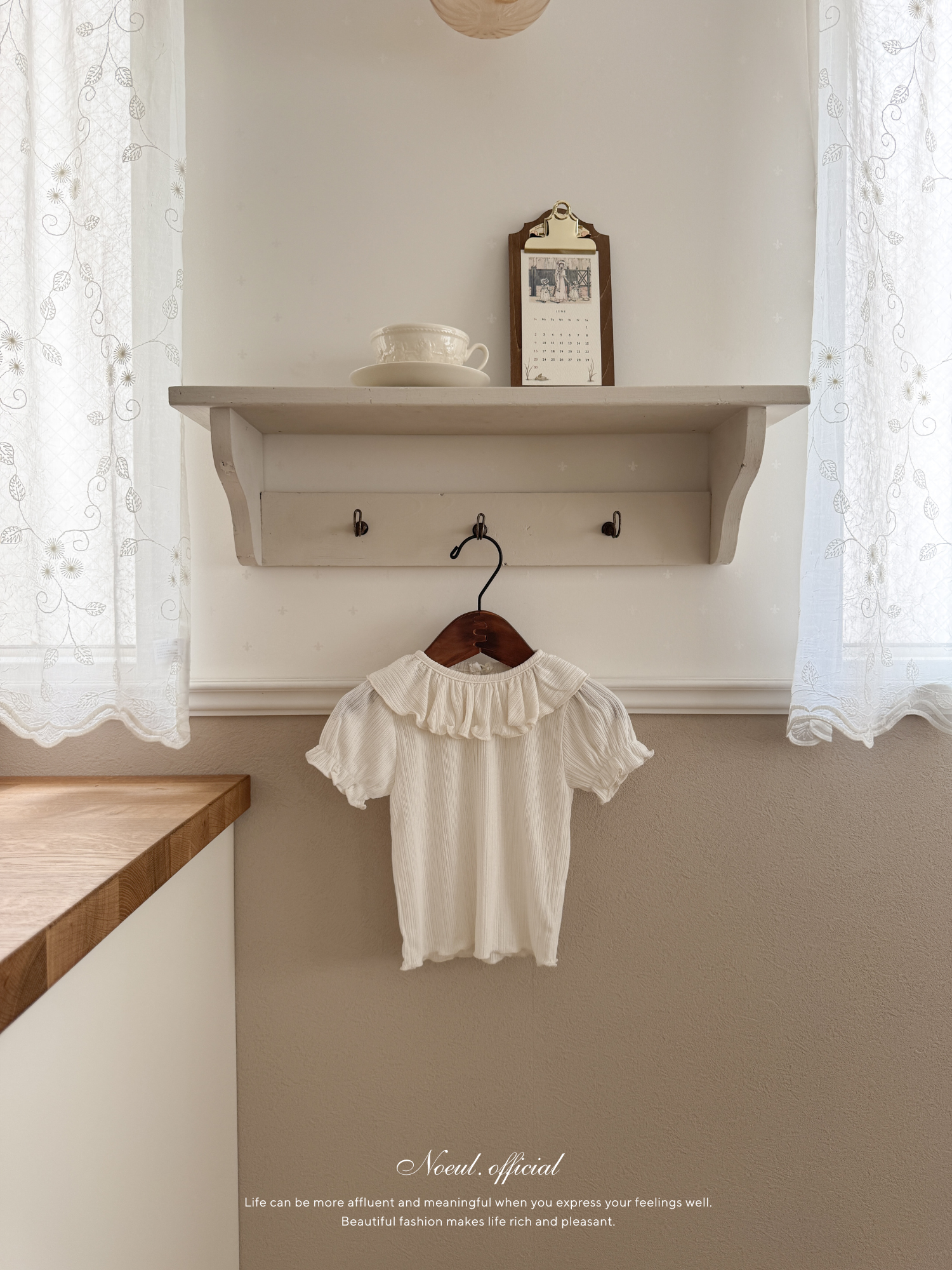 Frill collar puff tops