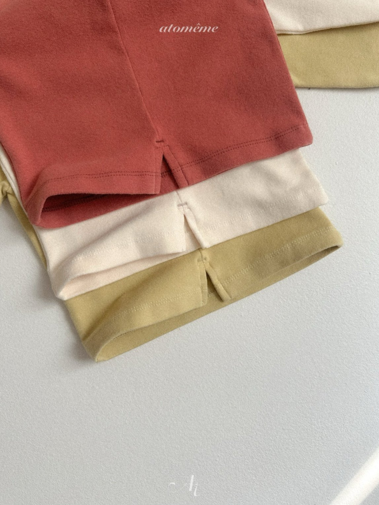 [atomeme] Miel Slit Tee