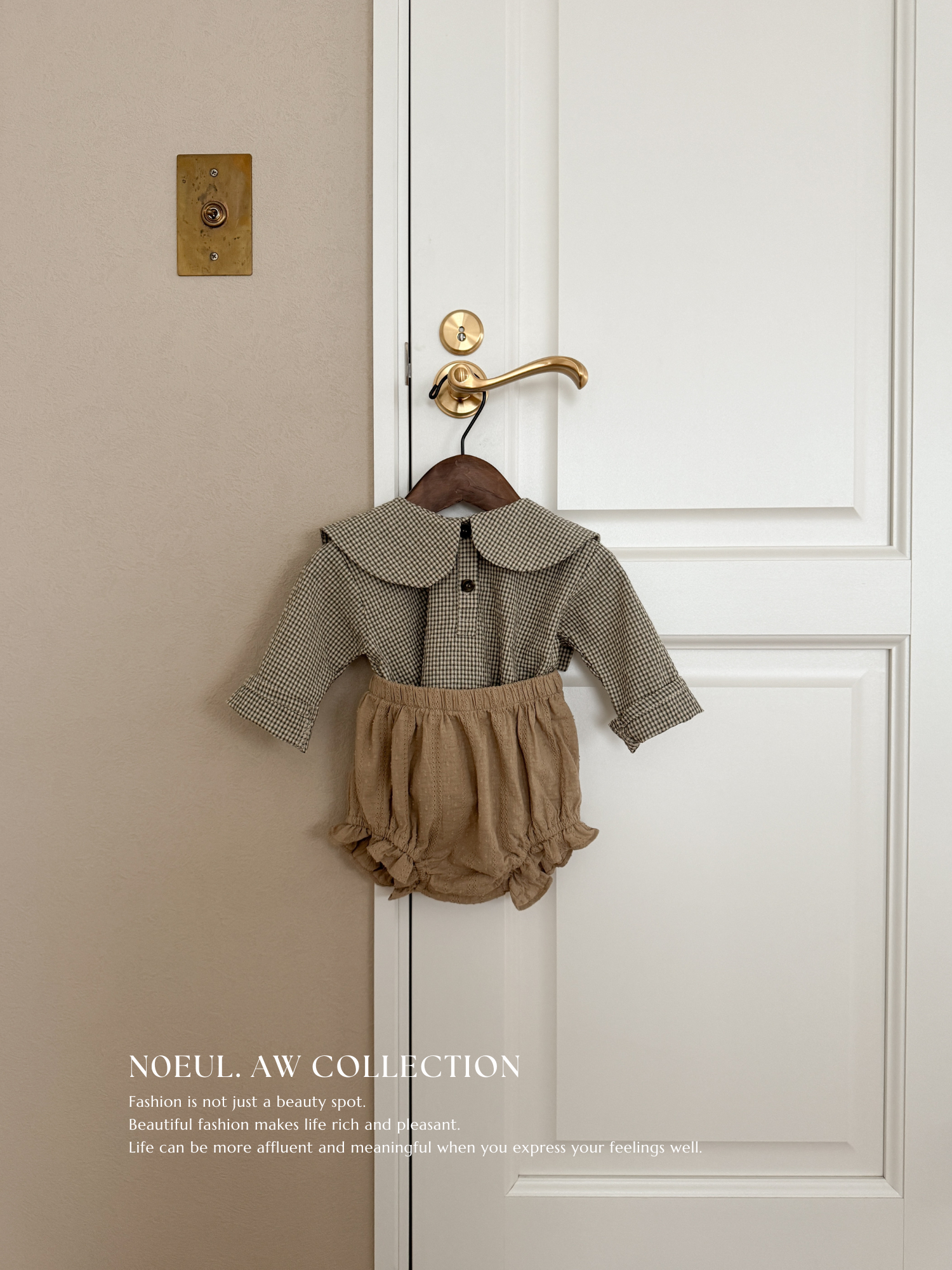 Check collar blouse