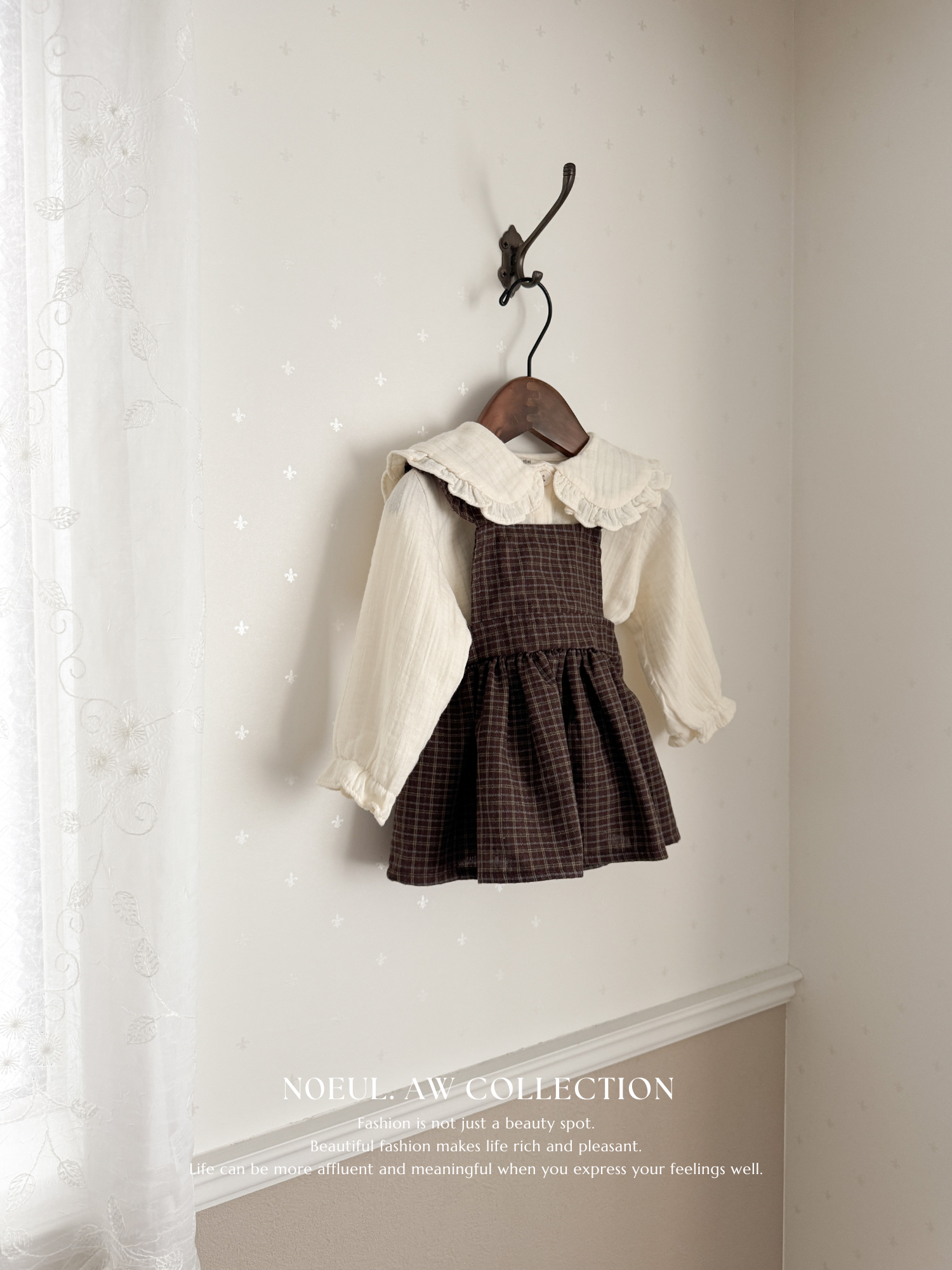 Sara collar blouse