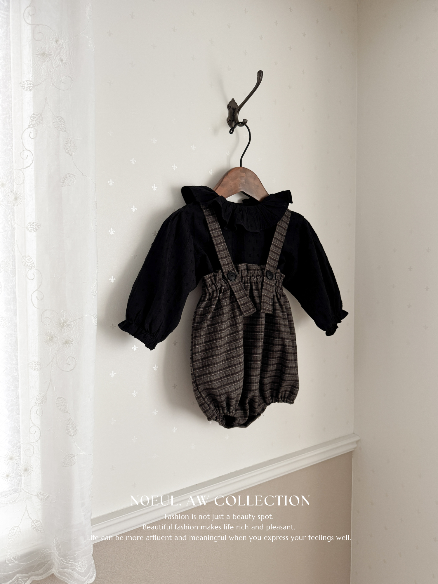 Snow ruffle blouse