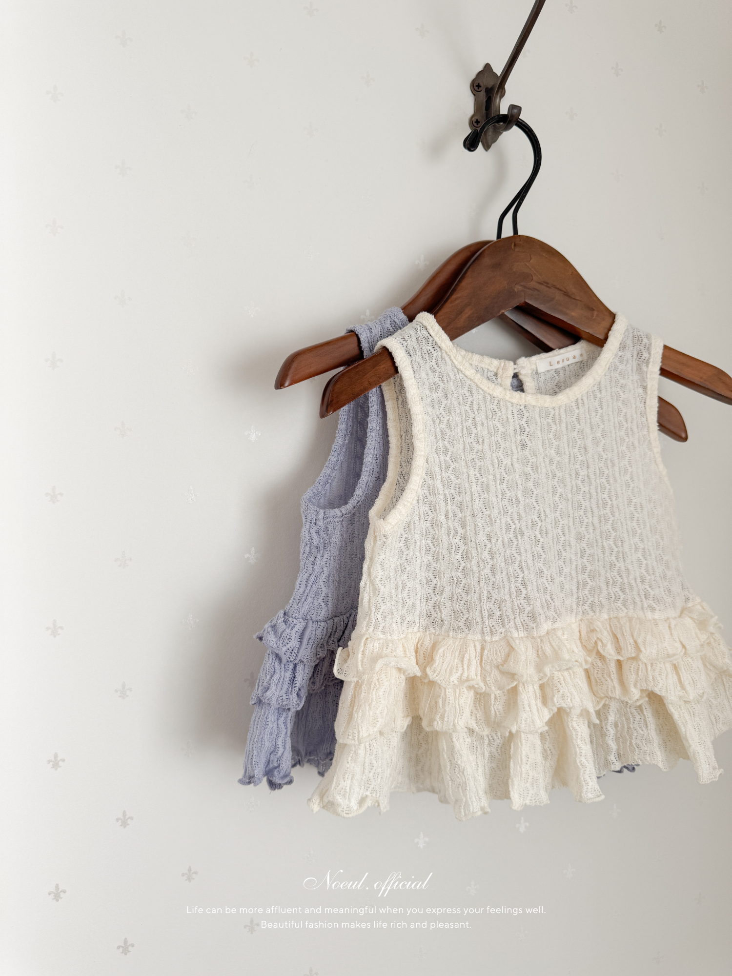 April frill blouse