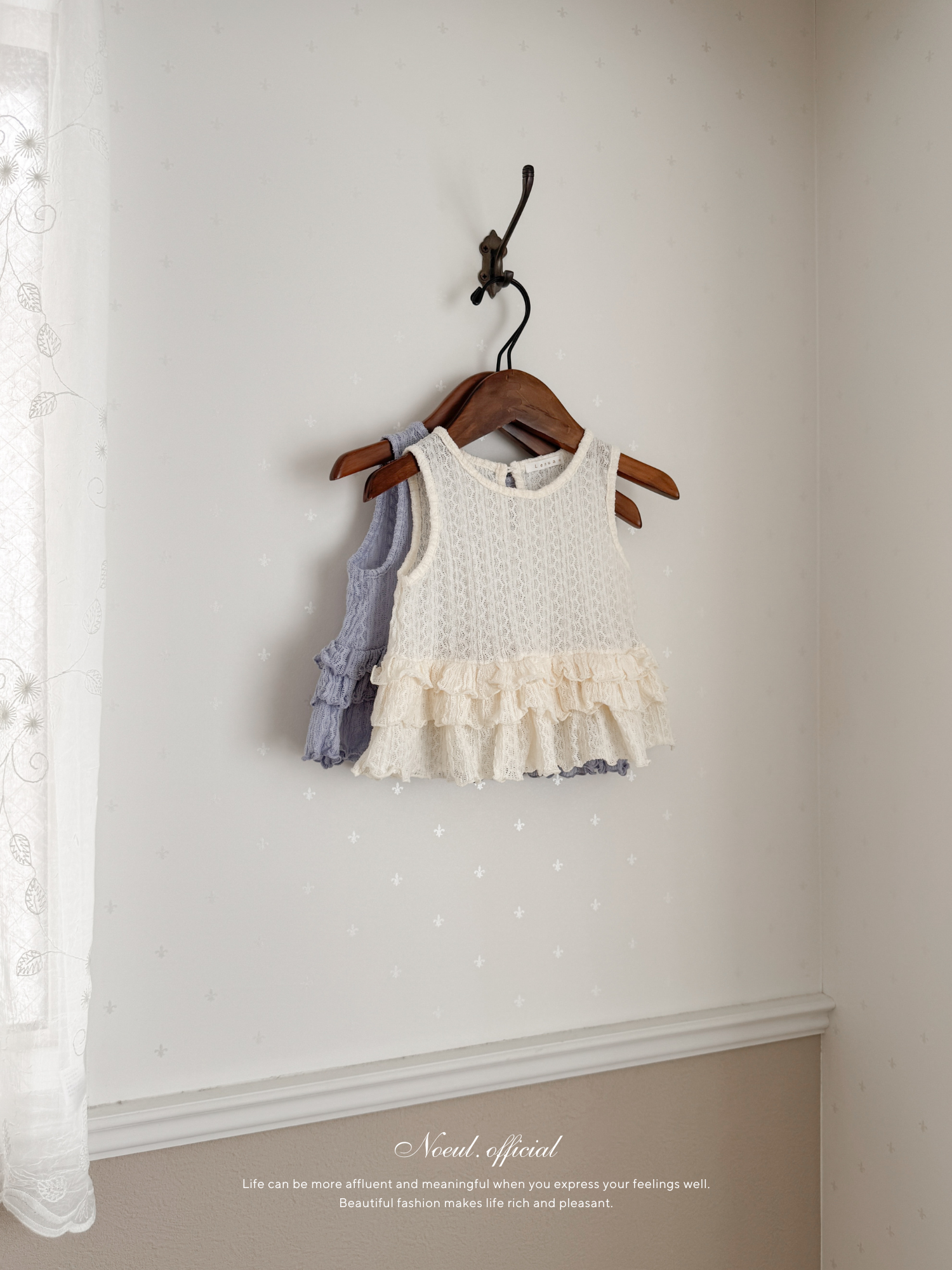 April frill blouse