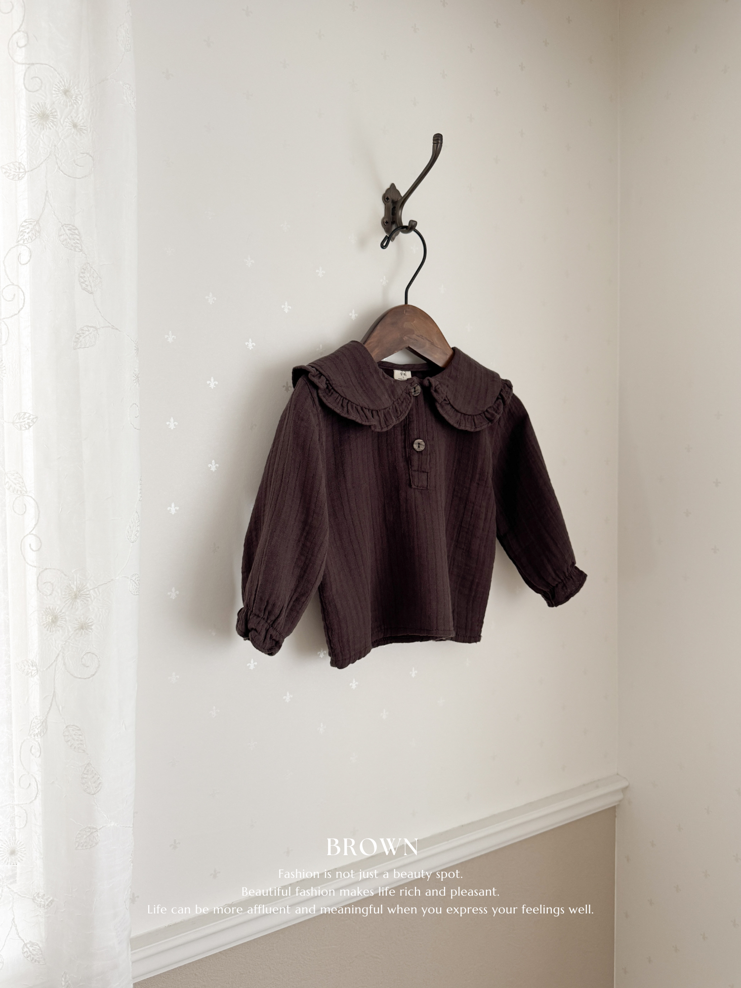 Sara collar blouse