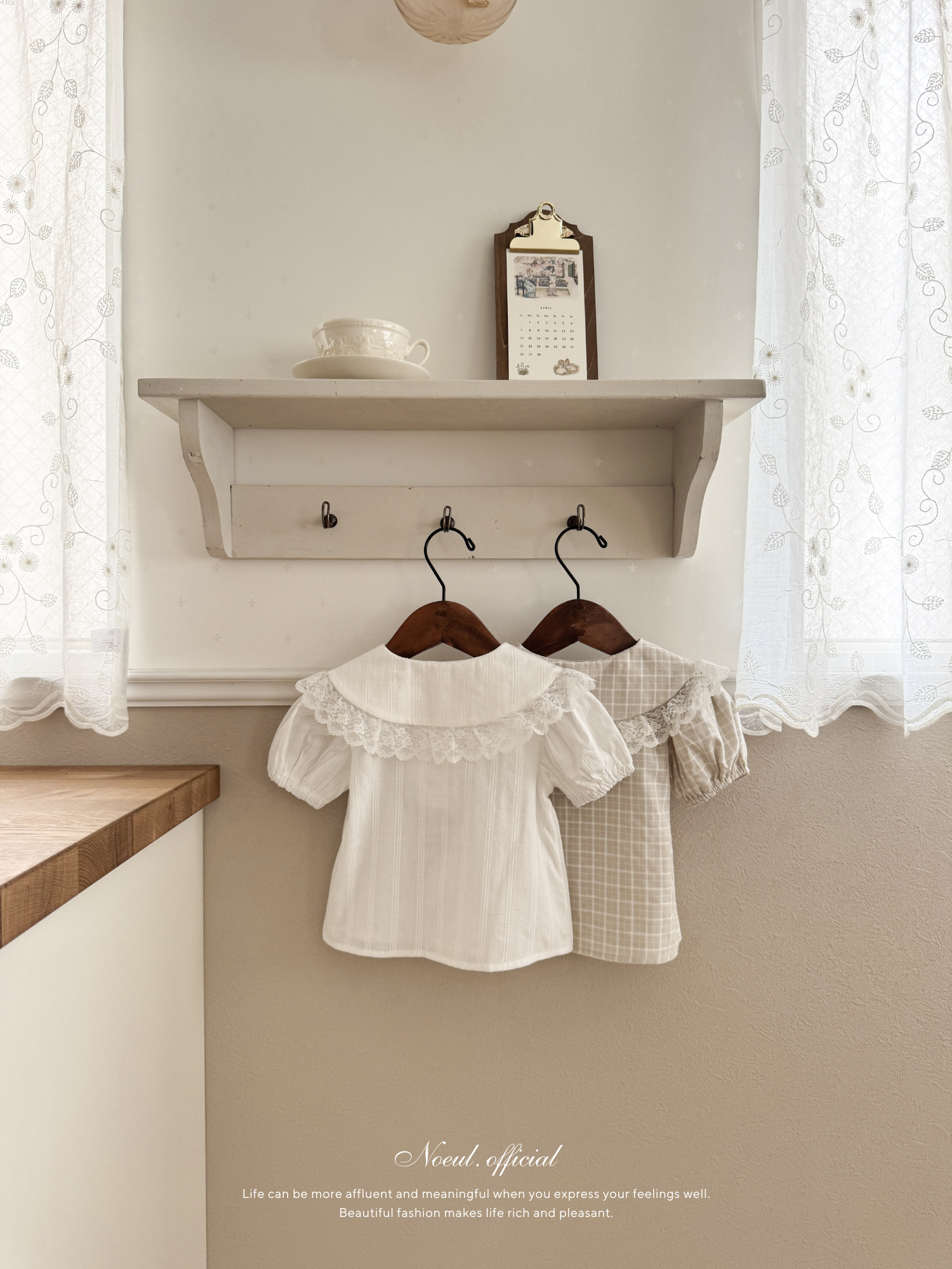 Roan lace collar blouse