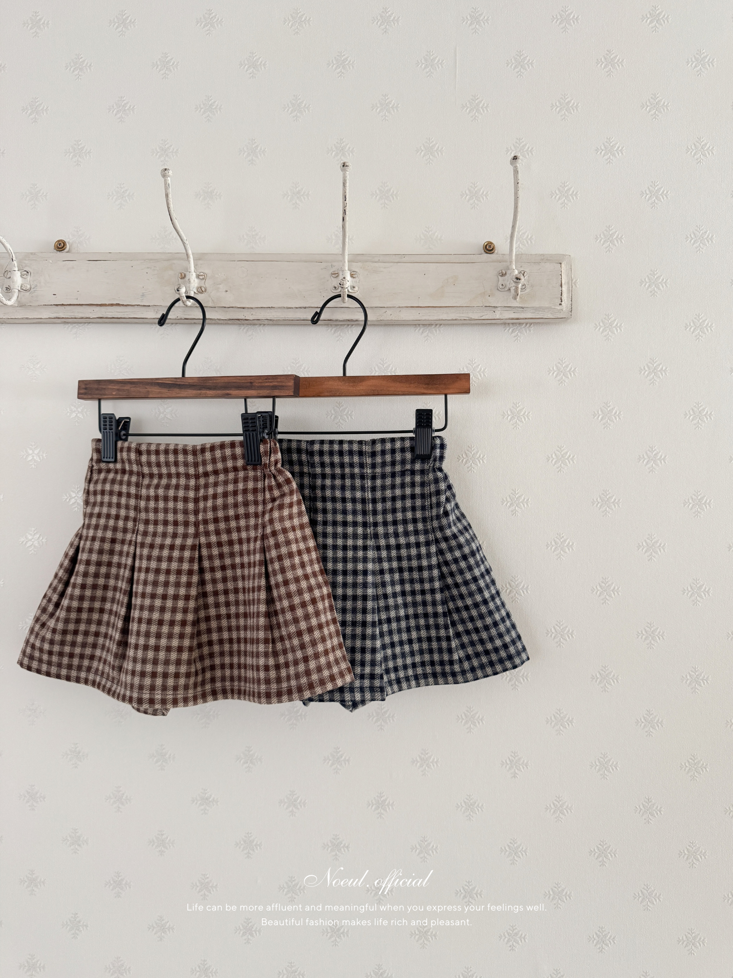 Small check skirt