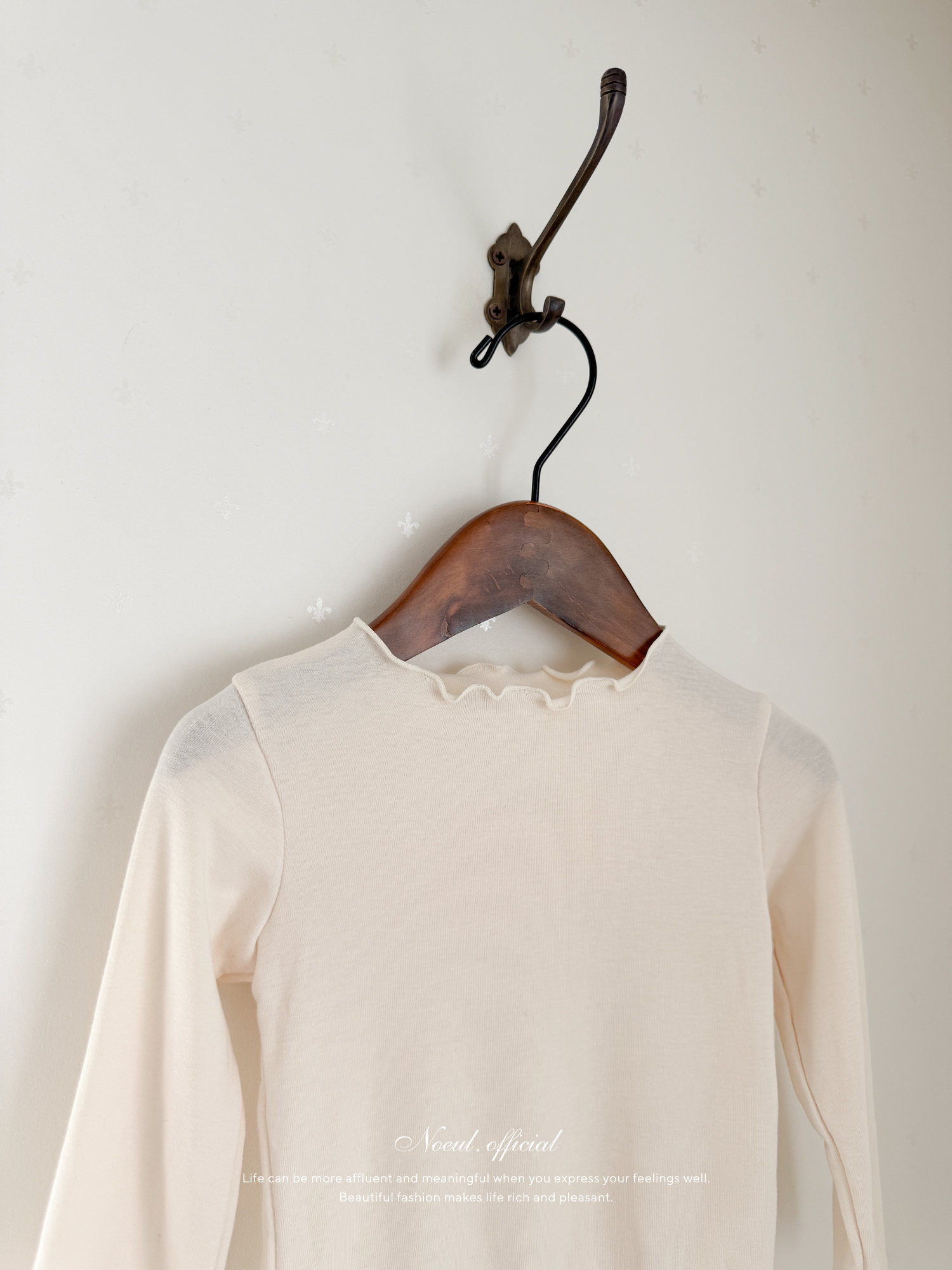 Soft mellow neck tee