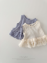 April frill blouse