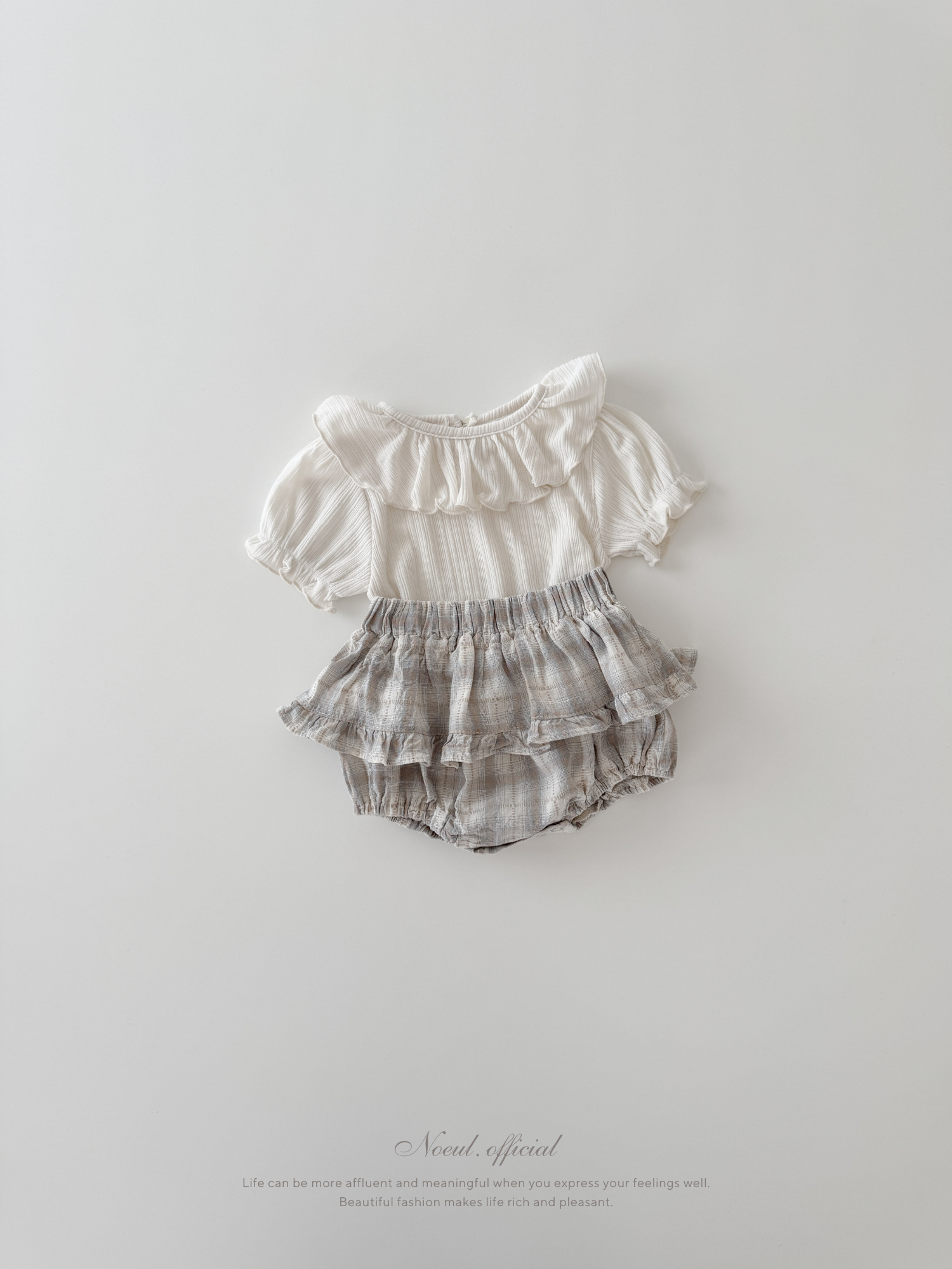 Frill collar puff tops