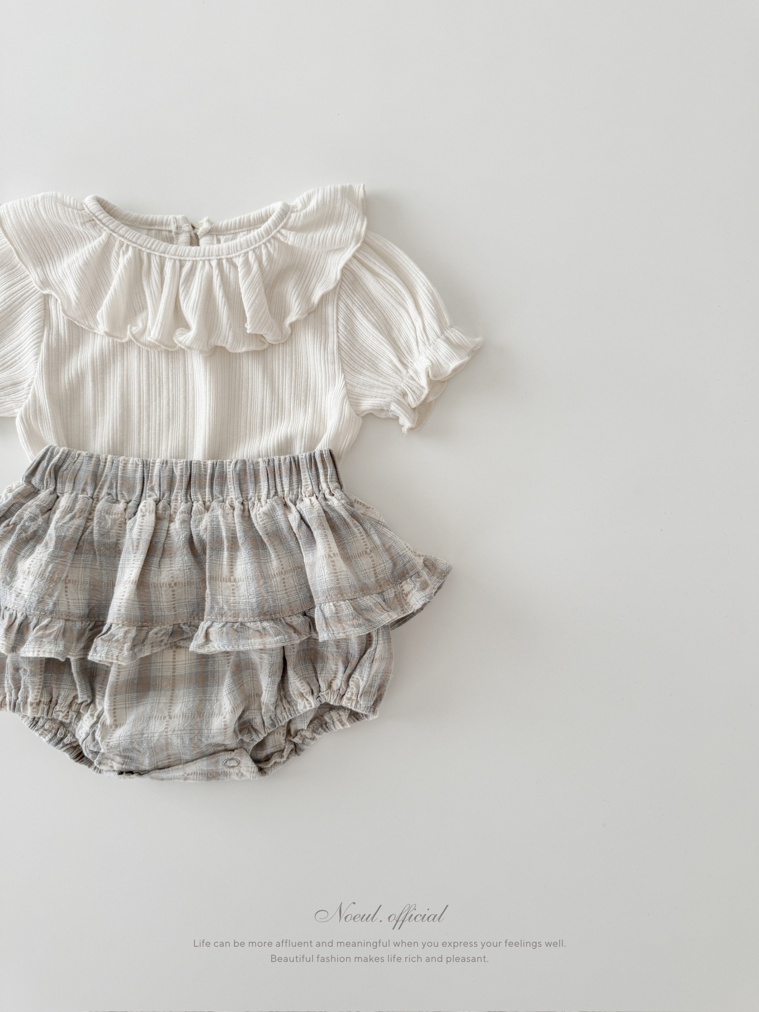 Frill collar puff tops
