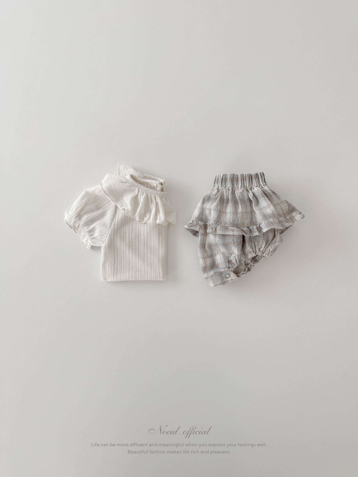 Frill collar puff tops