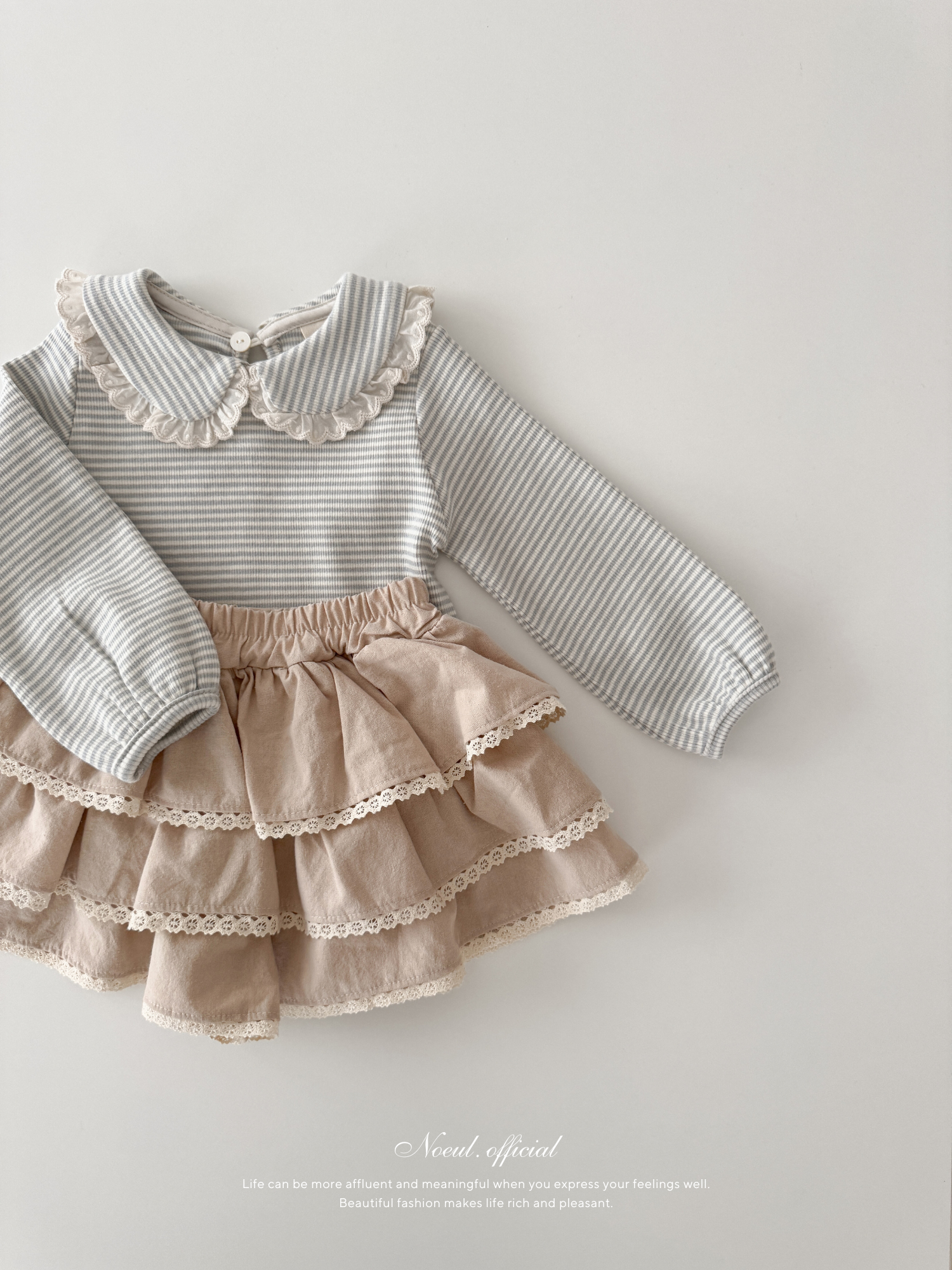 Stripe lace collar tops