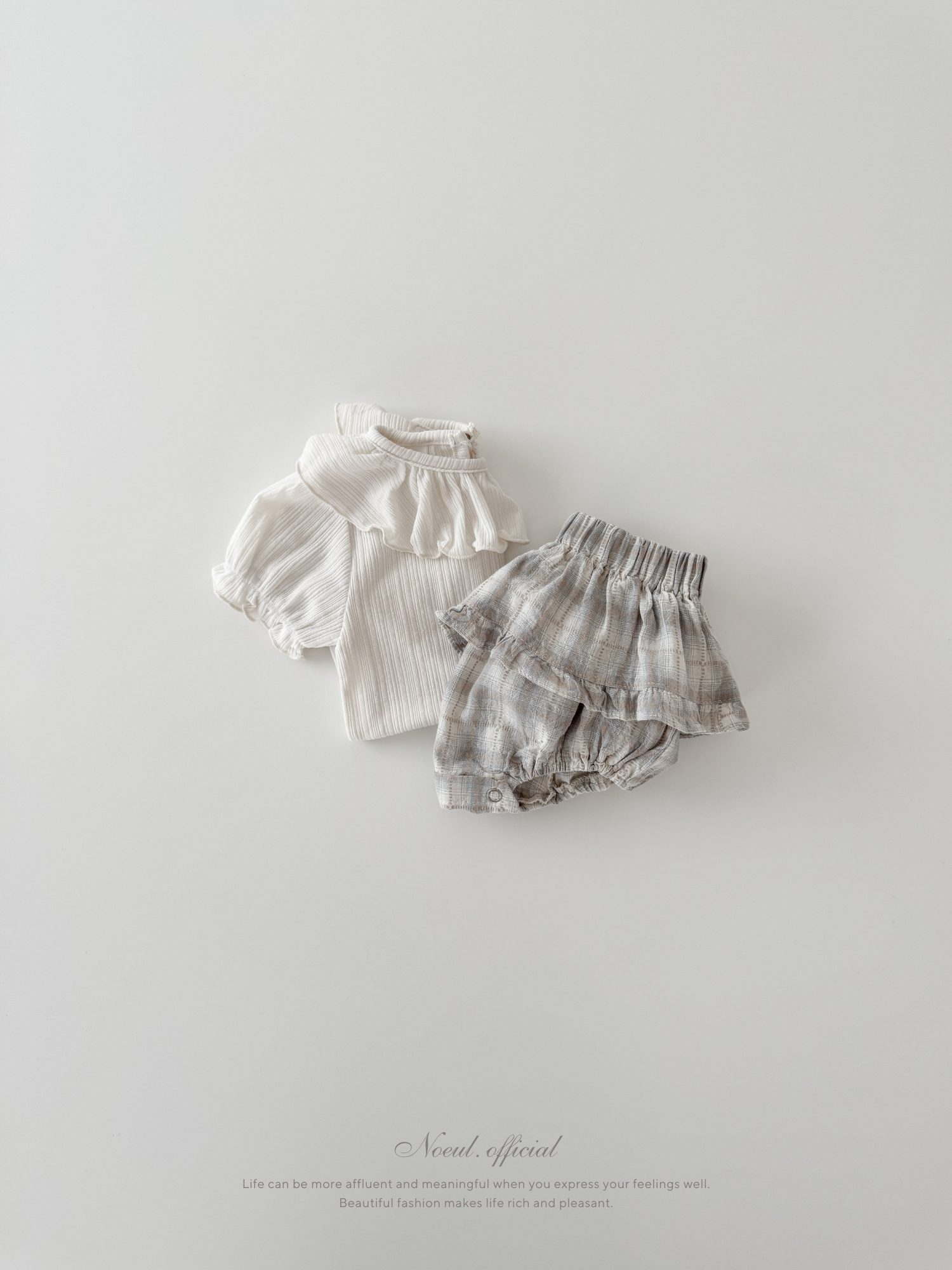 Frill collar puff tops