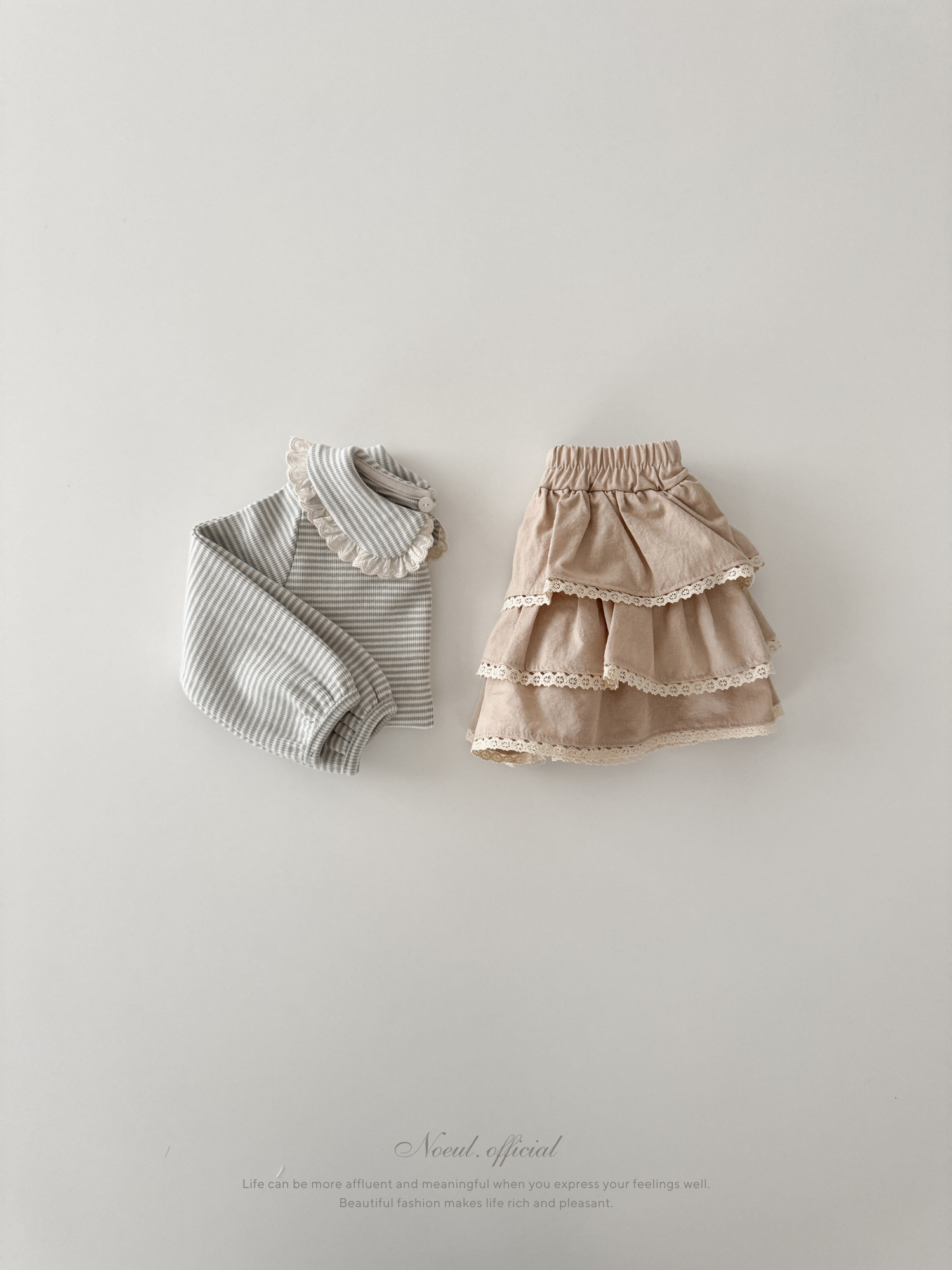 Stripe lace collar tops