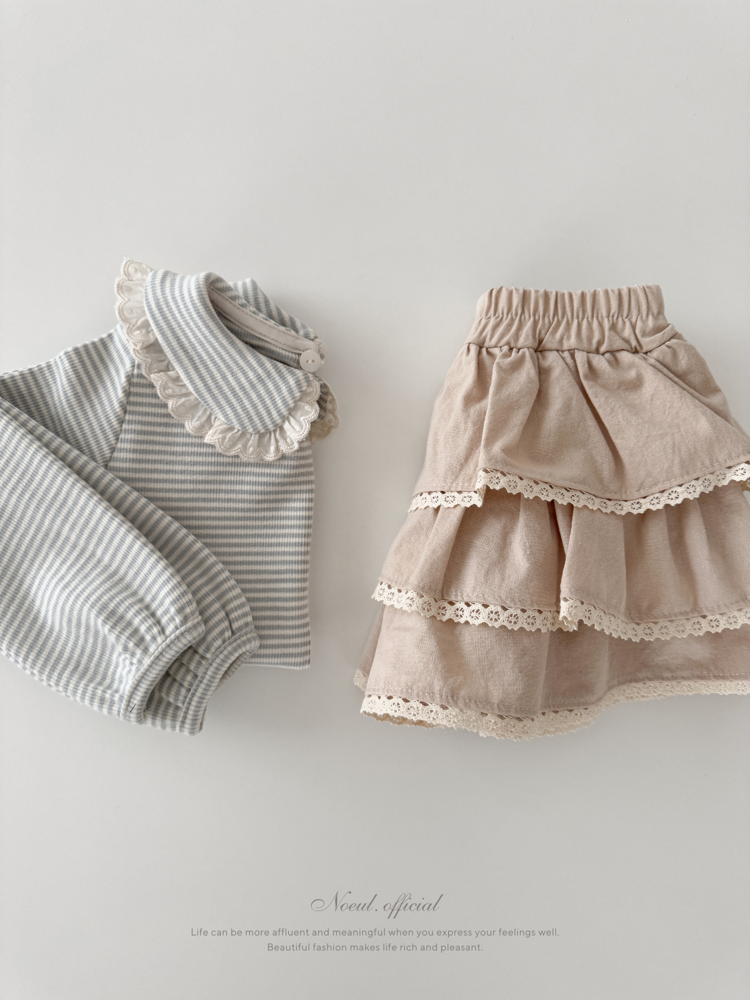 Stripe lace collar tops