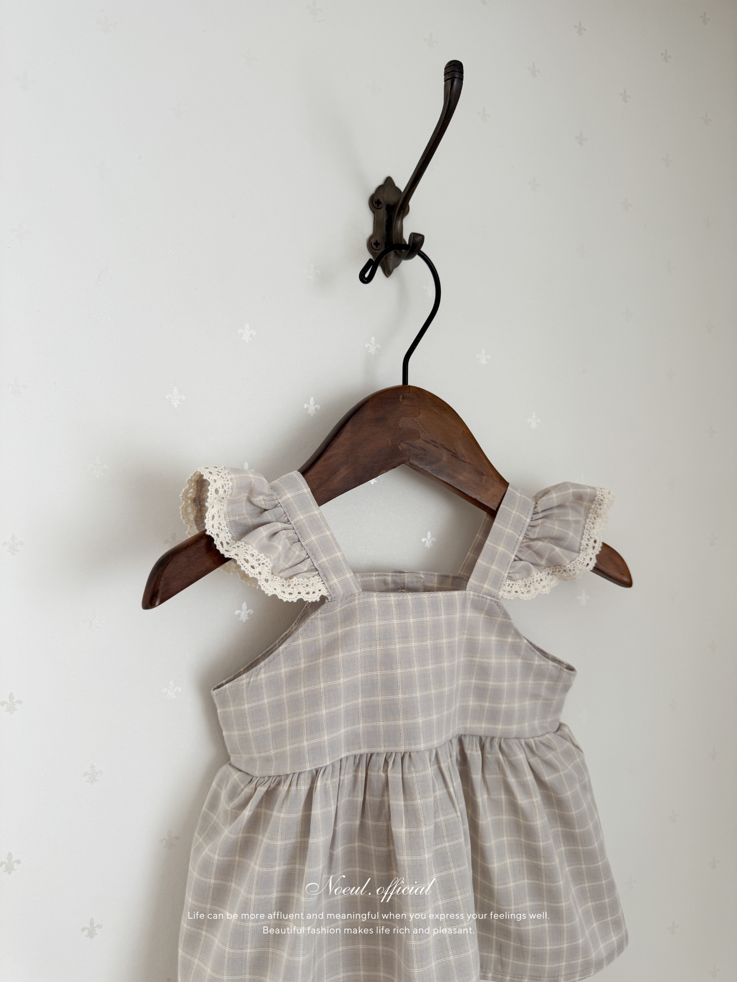 Seashell frill blouse