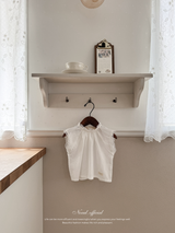 Prim sleeveless blouse