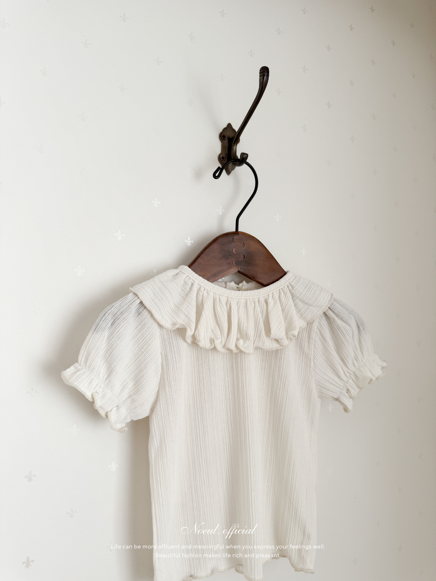 Frill collar puff tops