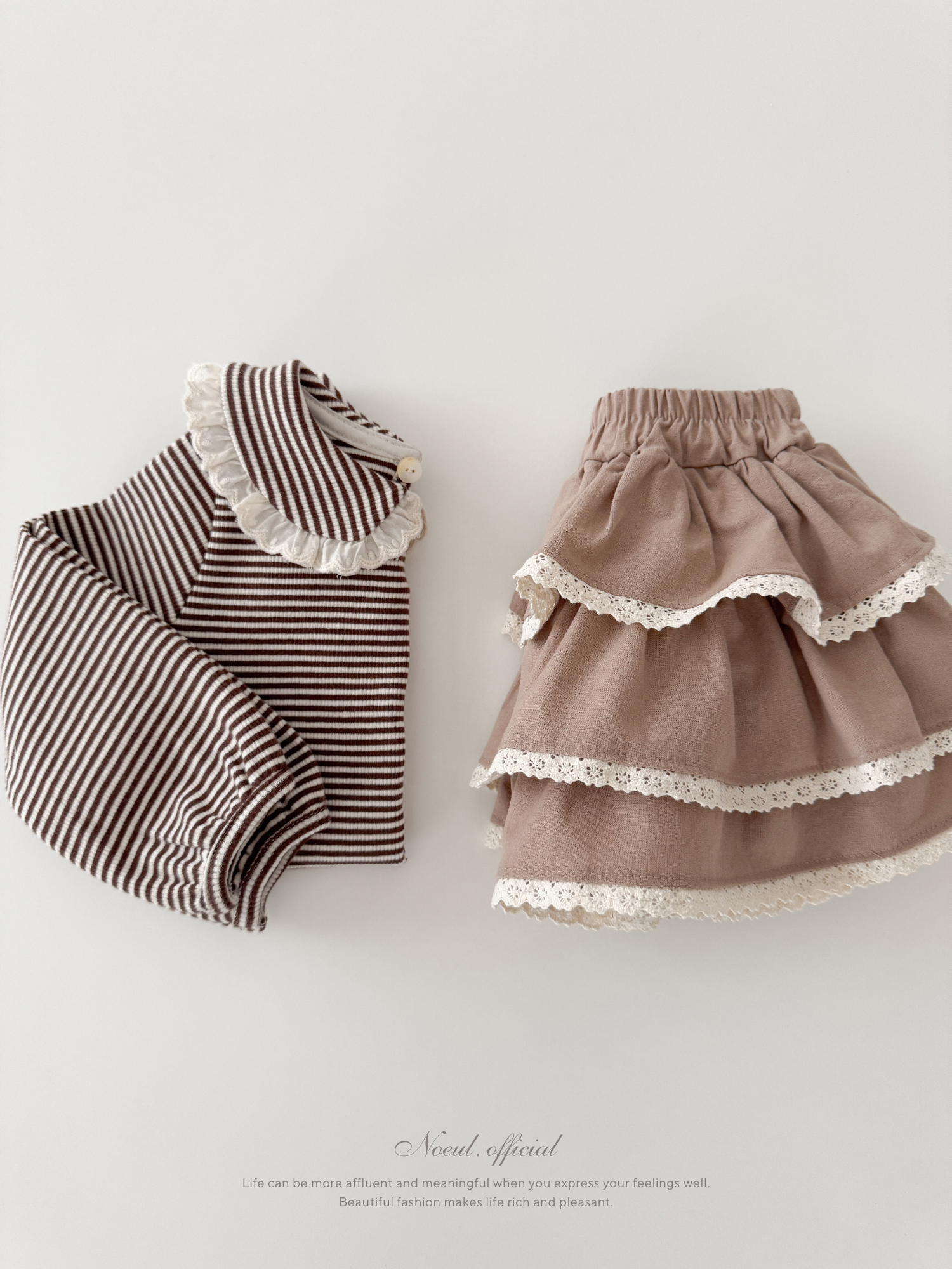 Stripe lace collar tops