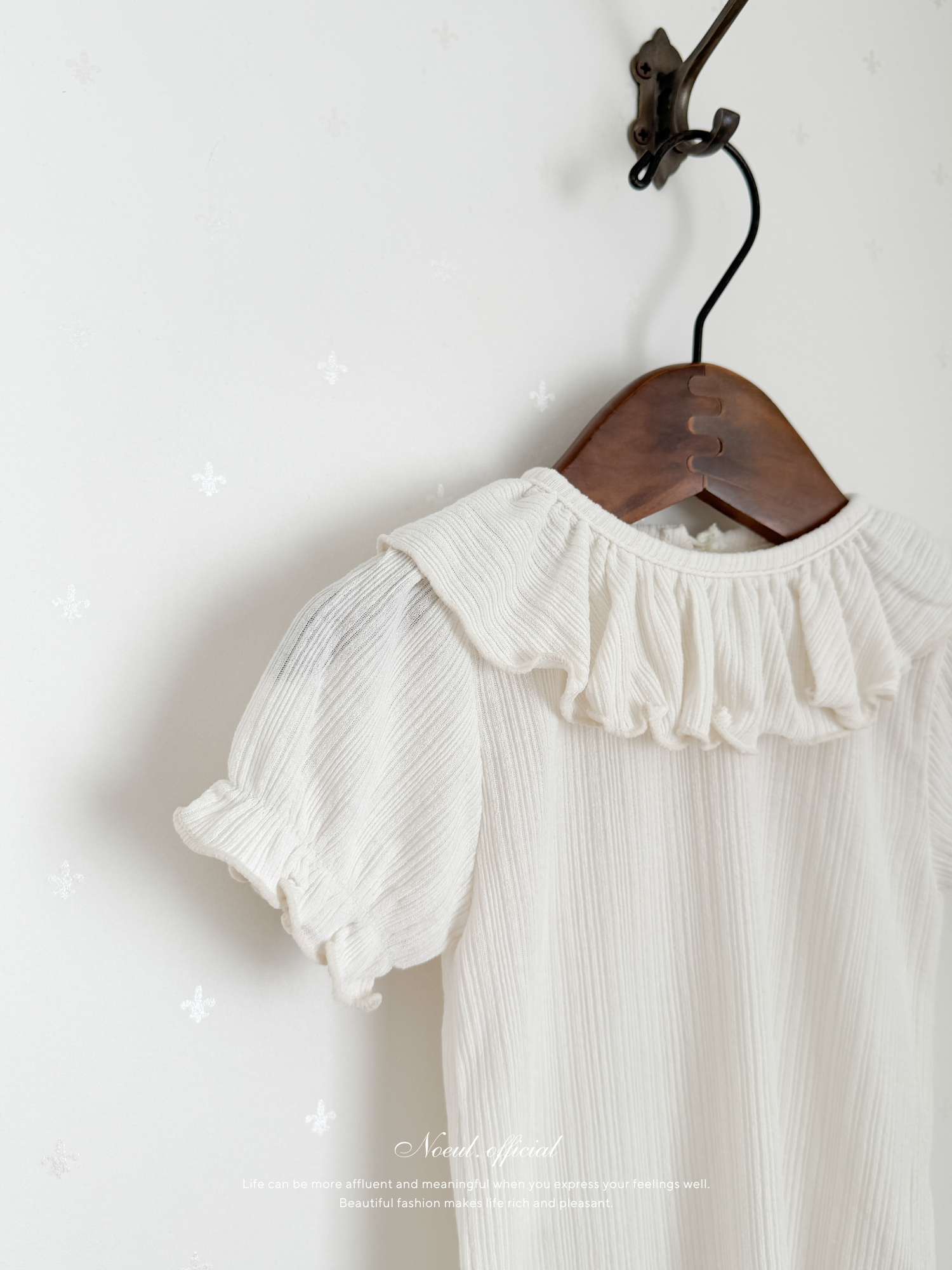 Frill collar puff tops