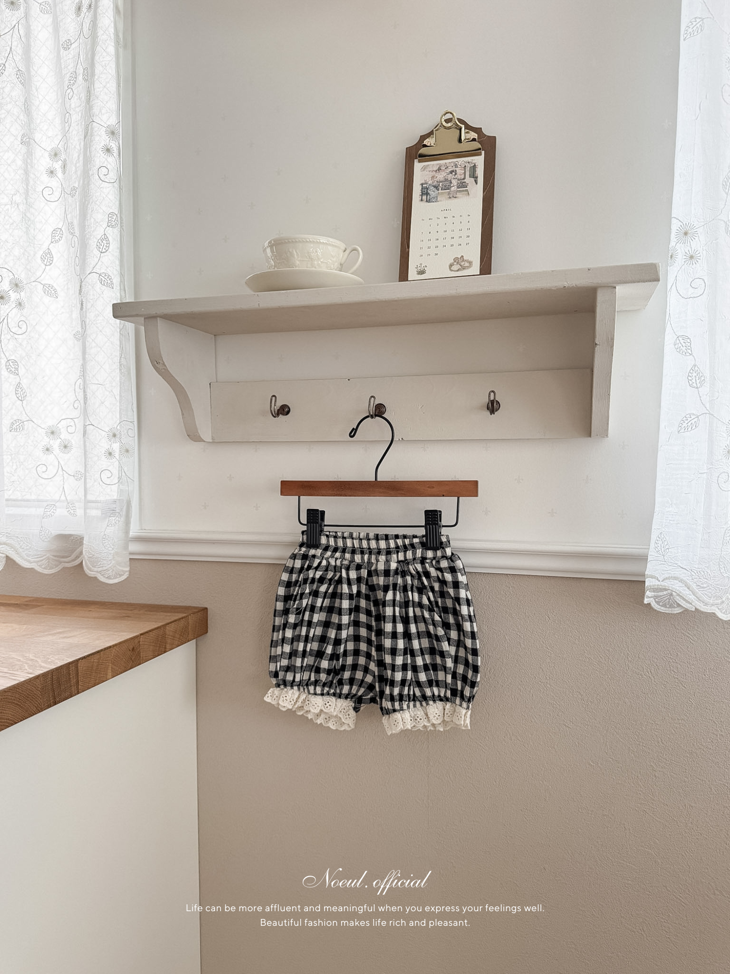 Check lace balloon pants