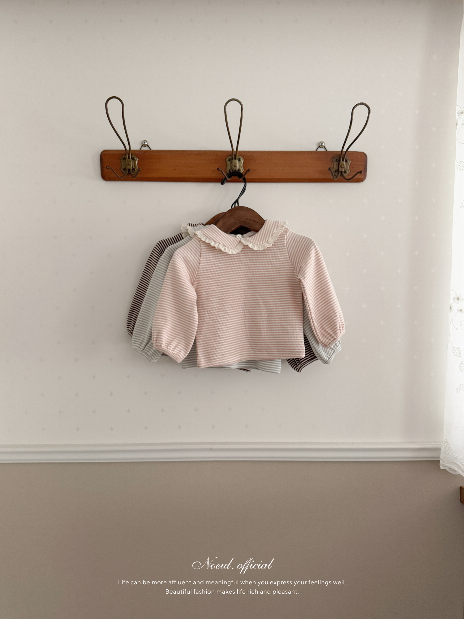 Stripe lace collar tops