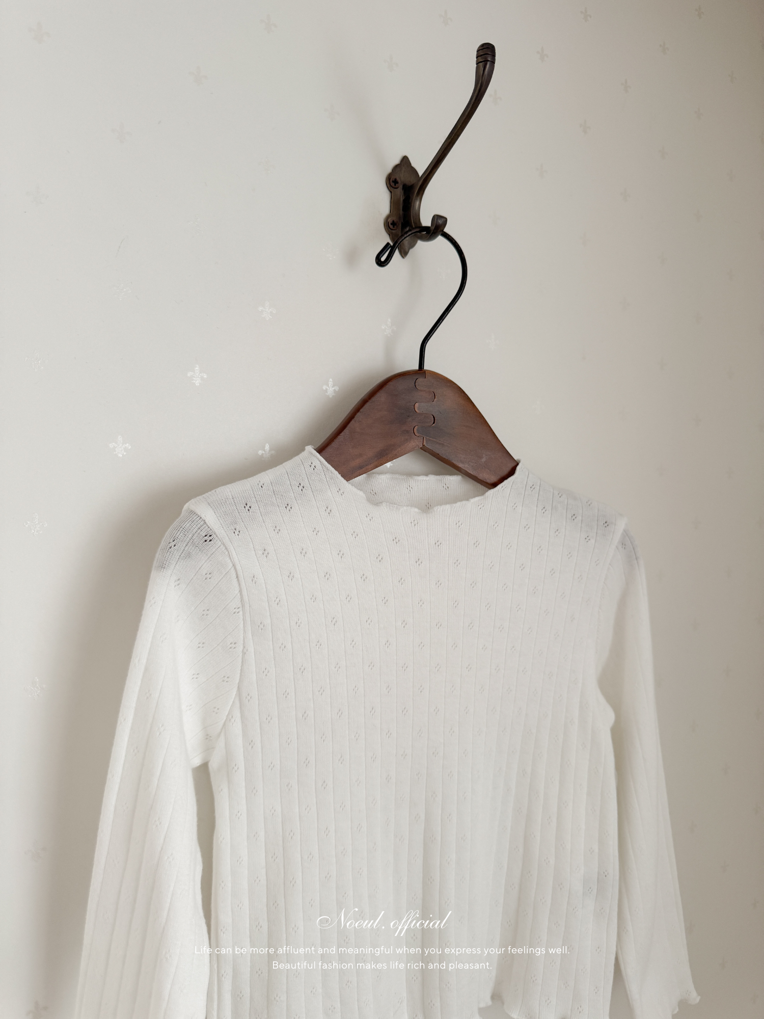 Momo eyelet tee