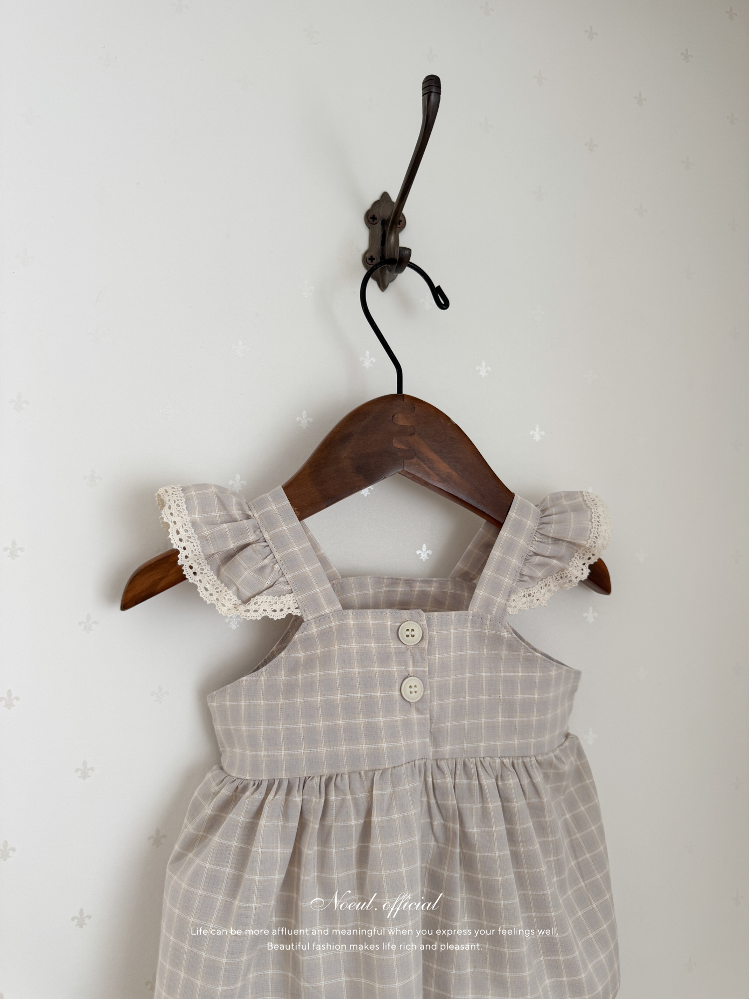 Seashell frill blouse