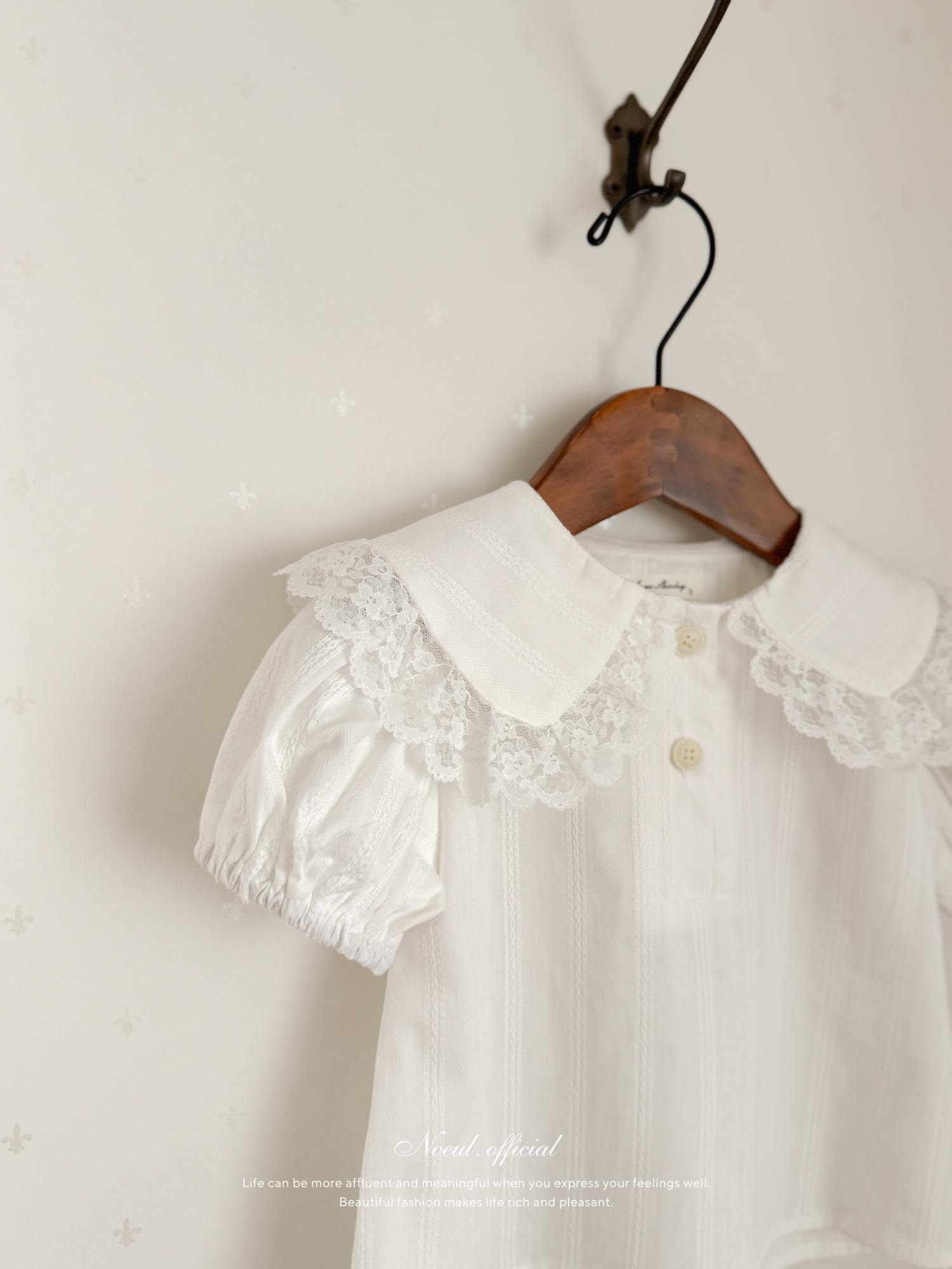 Roan lace collar blouse